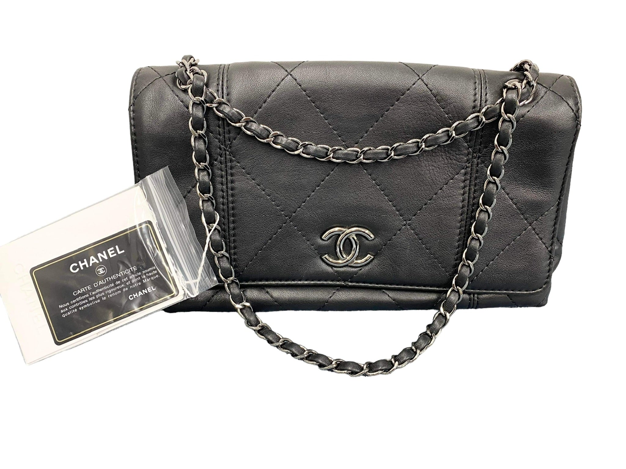 CHANEL - Bolso de mano grande de piel de cordero acolchada y suave al tacto
