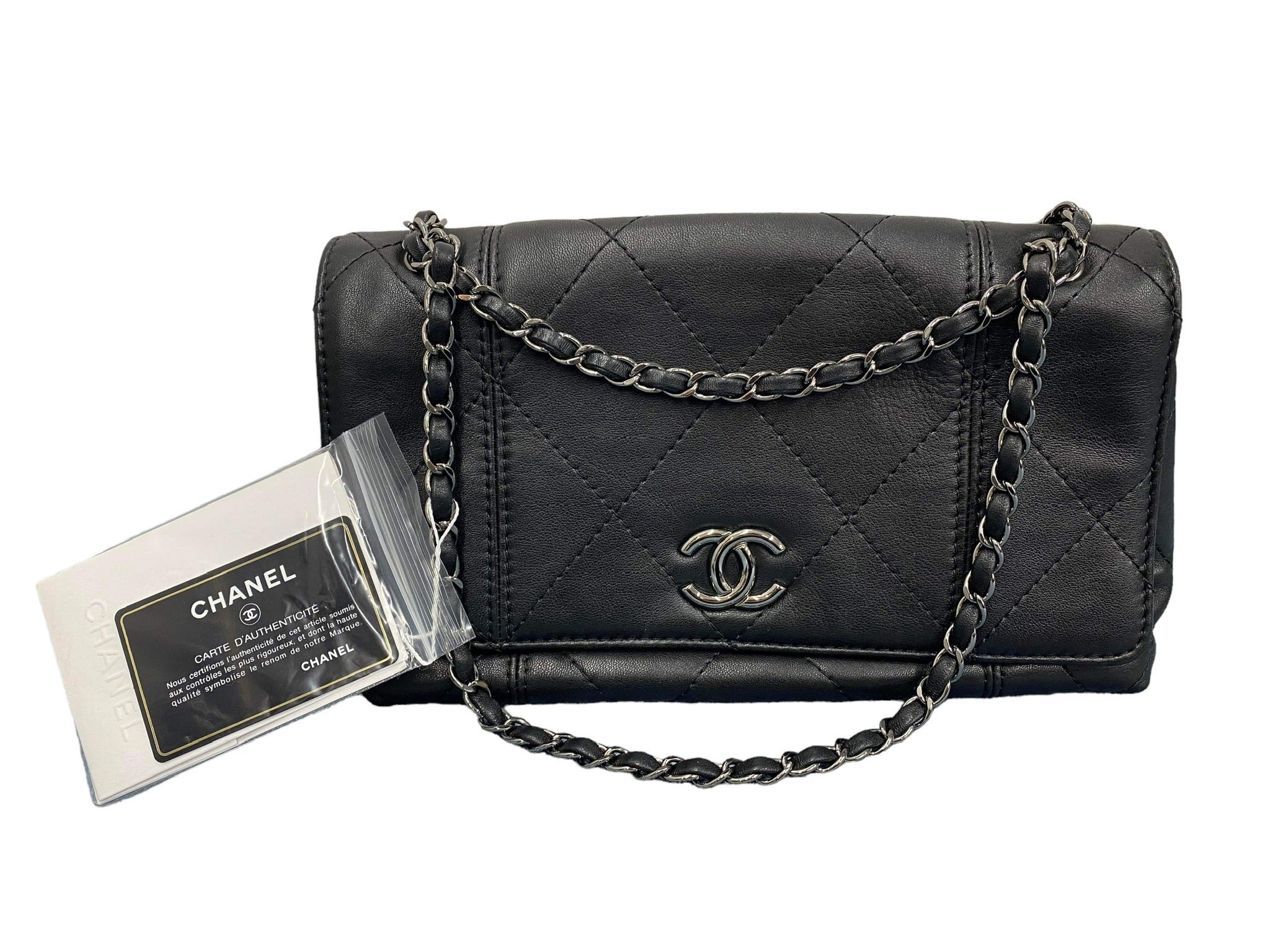CHANEL - Bolso de mano grande de piel de cordero acolchada y suave al tacto