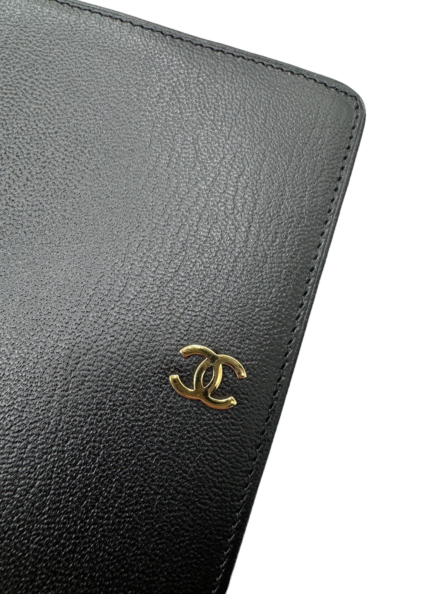 CHANEL - Cartera Coco Bifold de piel negra