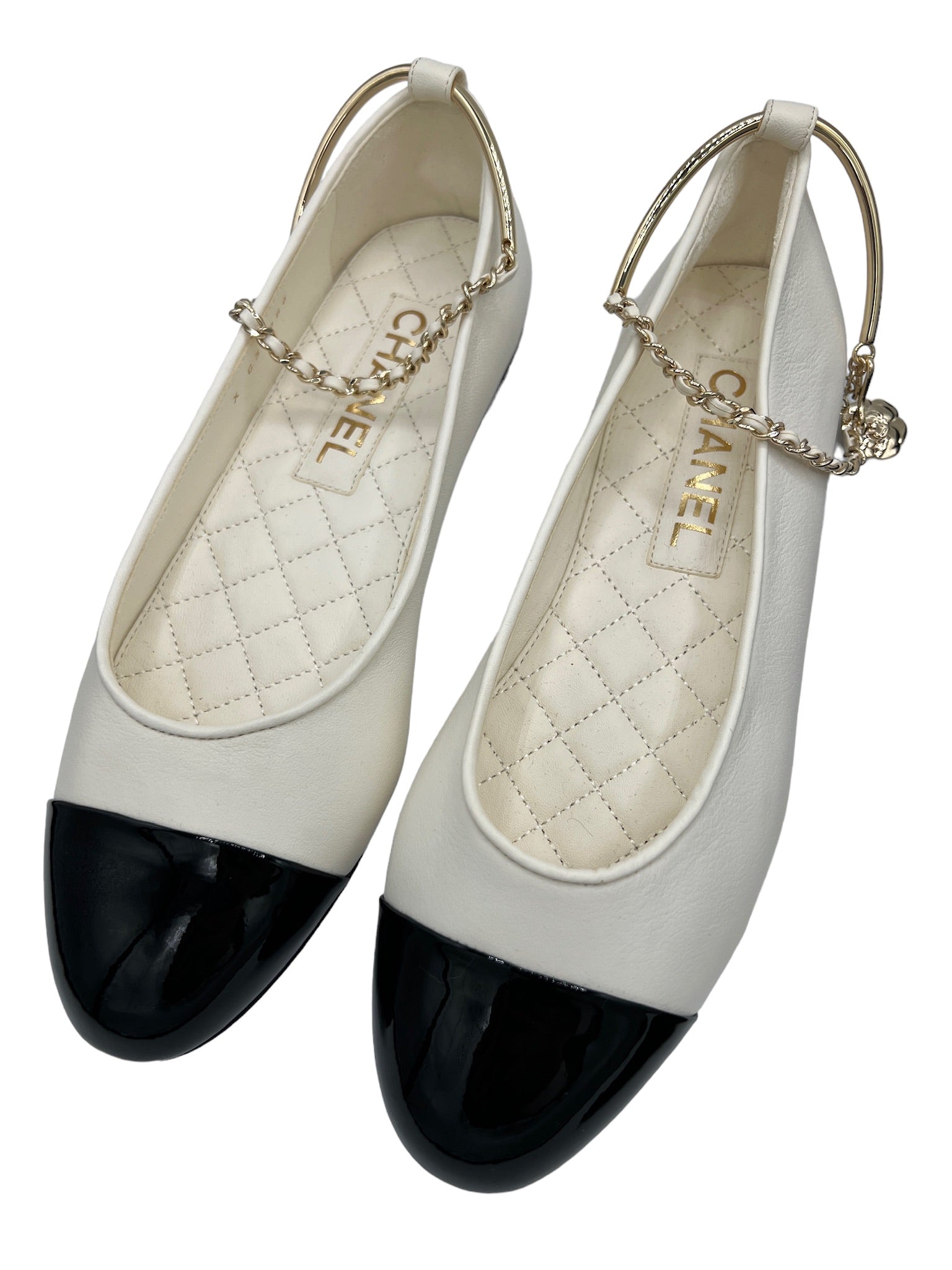 CHANEL - Bailarinas de charol blancas