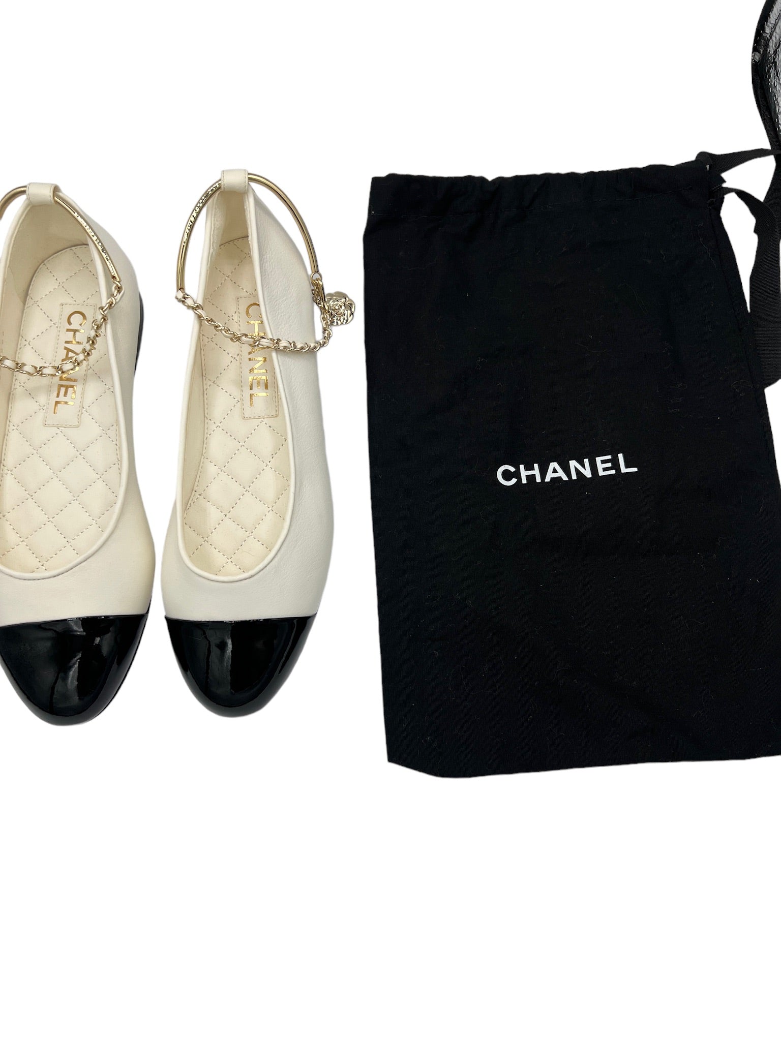 CHANEL - Bailarinas de charol blancas