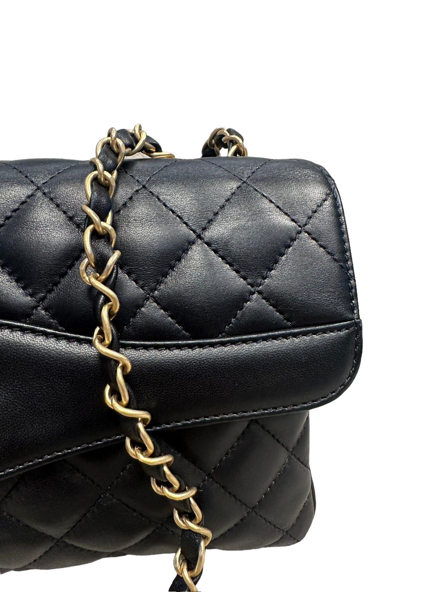 CHANEL - Black Quilted Lambskin Lard Coco Vintage Flap
