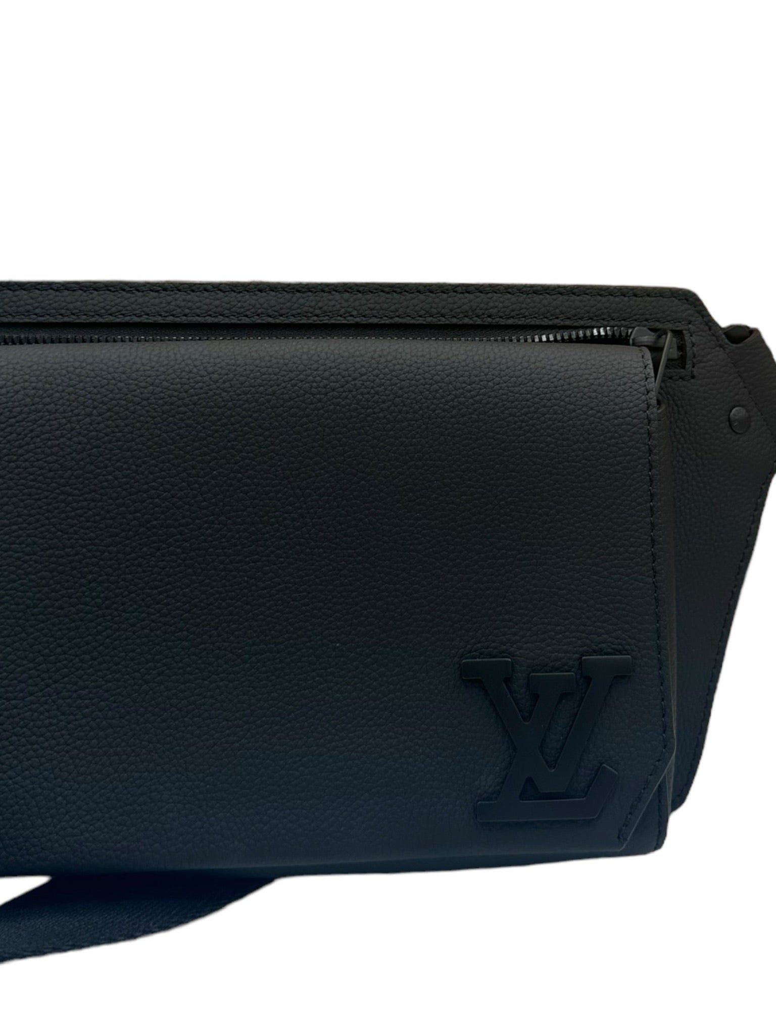 LOUIS VUITTON - Riñonera tipo bandolera de piel negra 