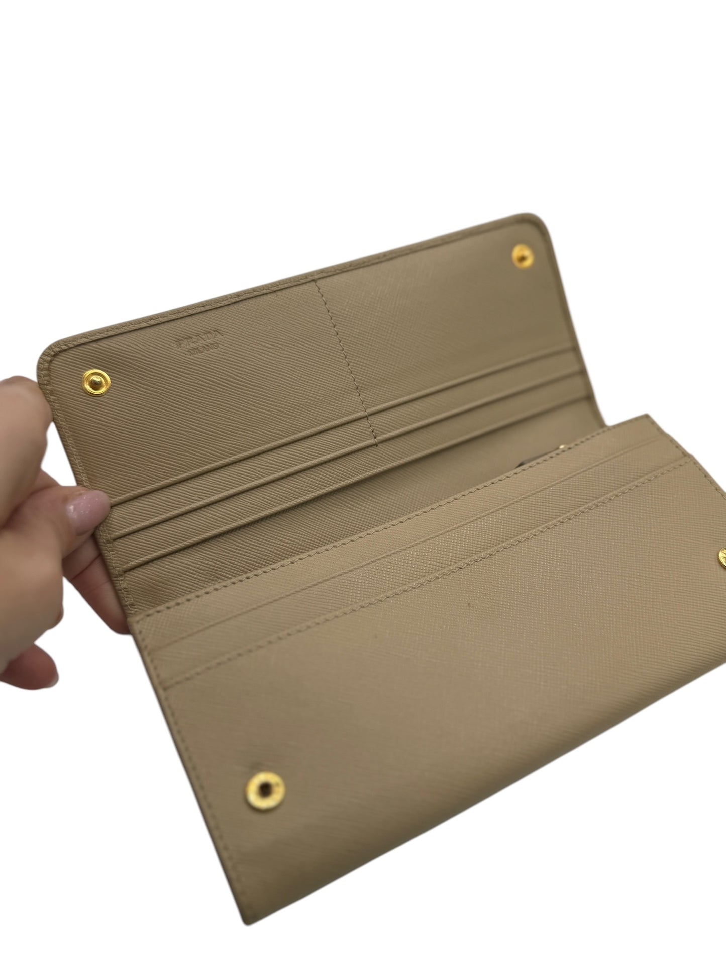 Cartera continental de piel saffiano beige de segunda mano