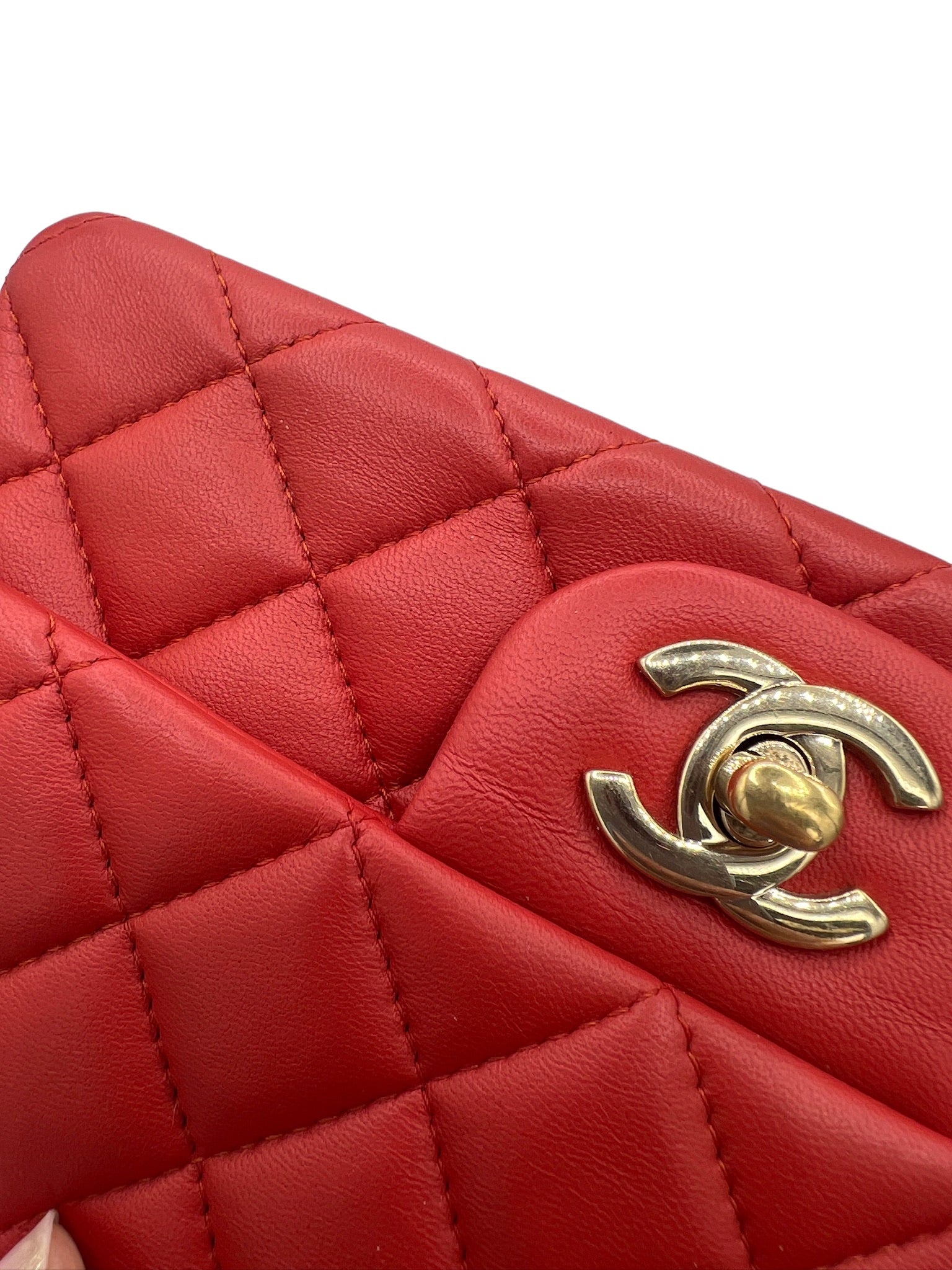 CHANEL - Minibolso de hombro Matelasse de piel de cordero roja