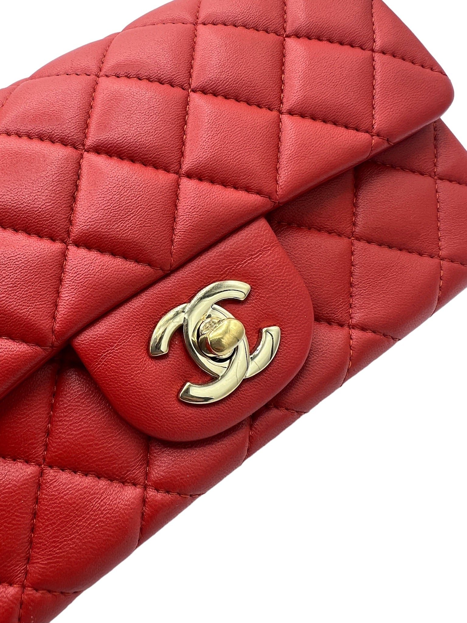 CHANEL - Minibolso de hombro Matelasse de piel de cordero roja
