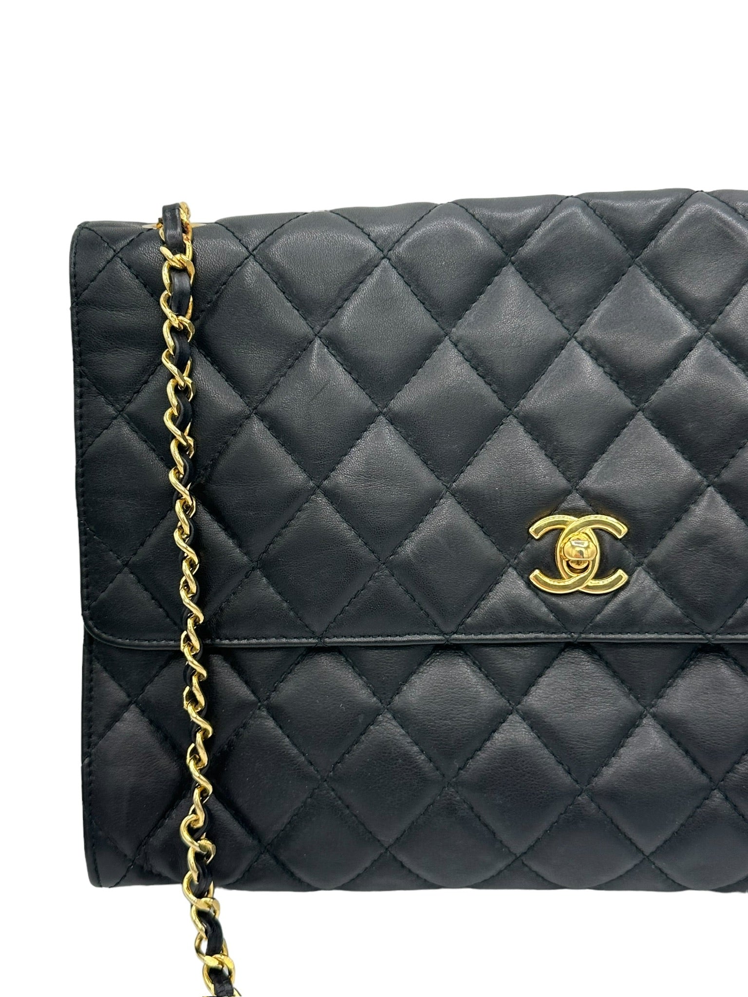 CHANEL - Bolso de hombro Matelasse de piel de cordero negra