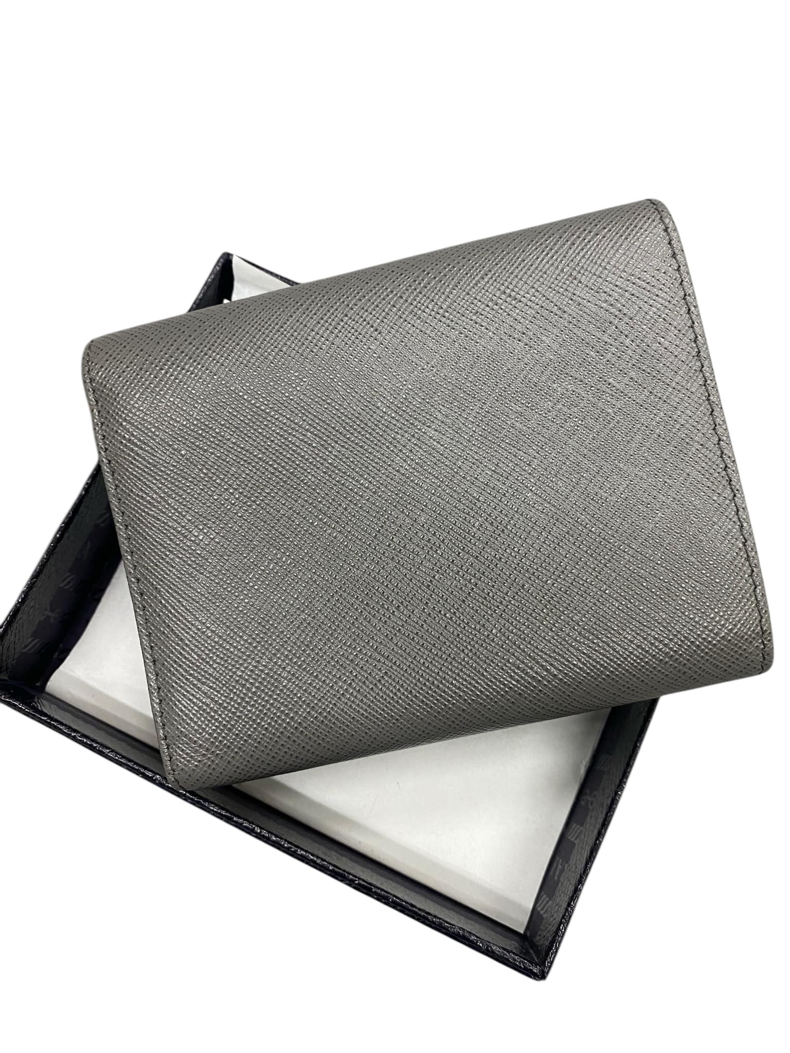 Cartera compacta de piel Saffiano Lux gris de segunda mano