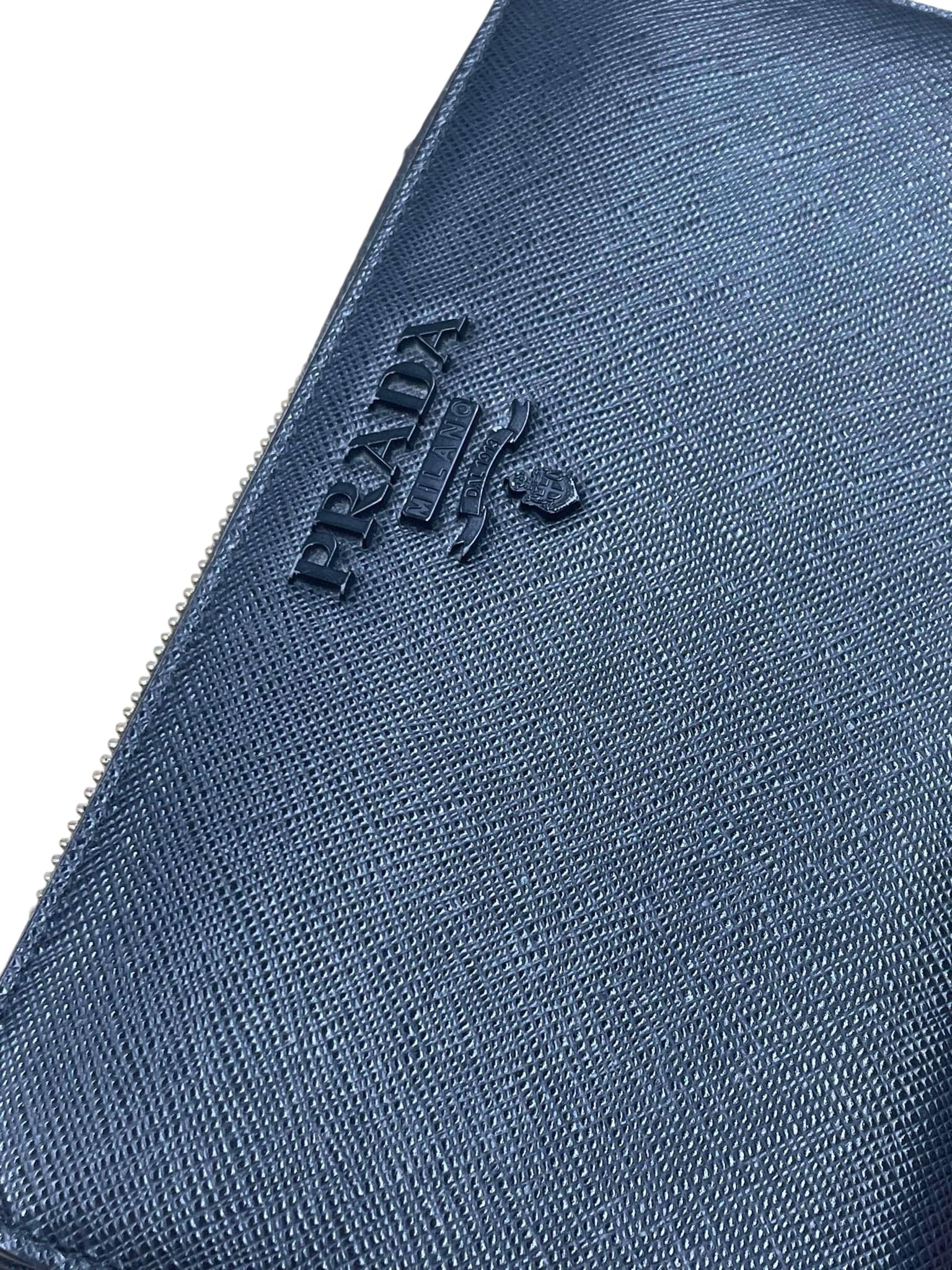 Cartera larga con cremallera alrededor de piel saffiano negra de segunda mano