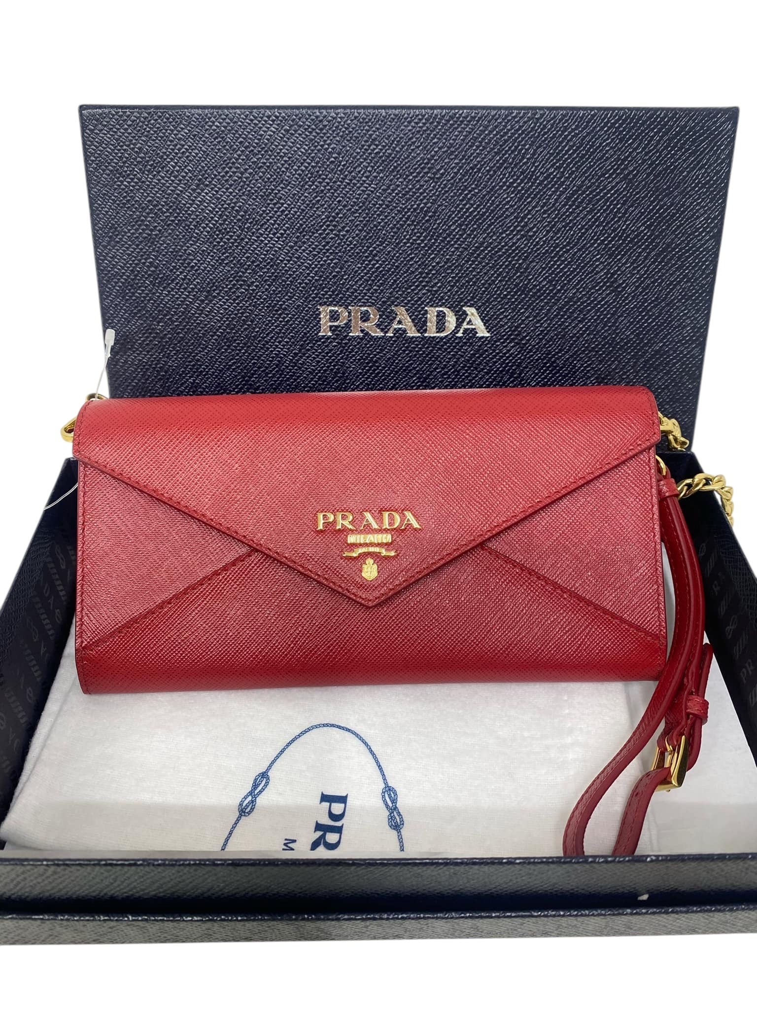Cartera tipo sobre de piel saffiano roja con cadena de segunda mano