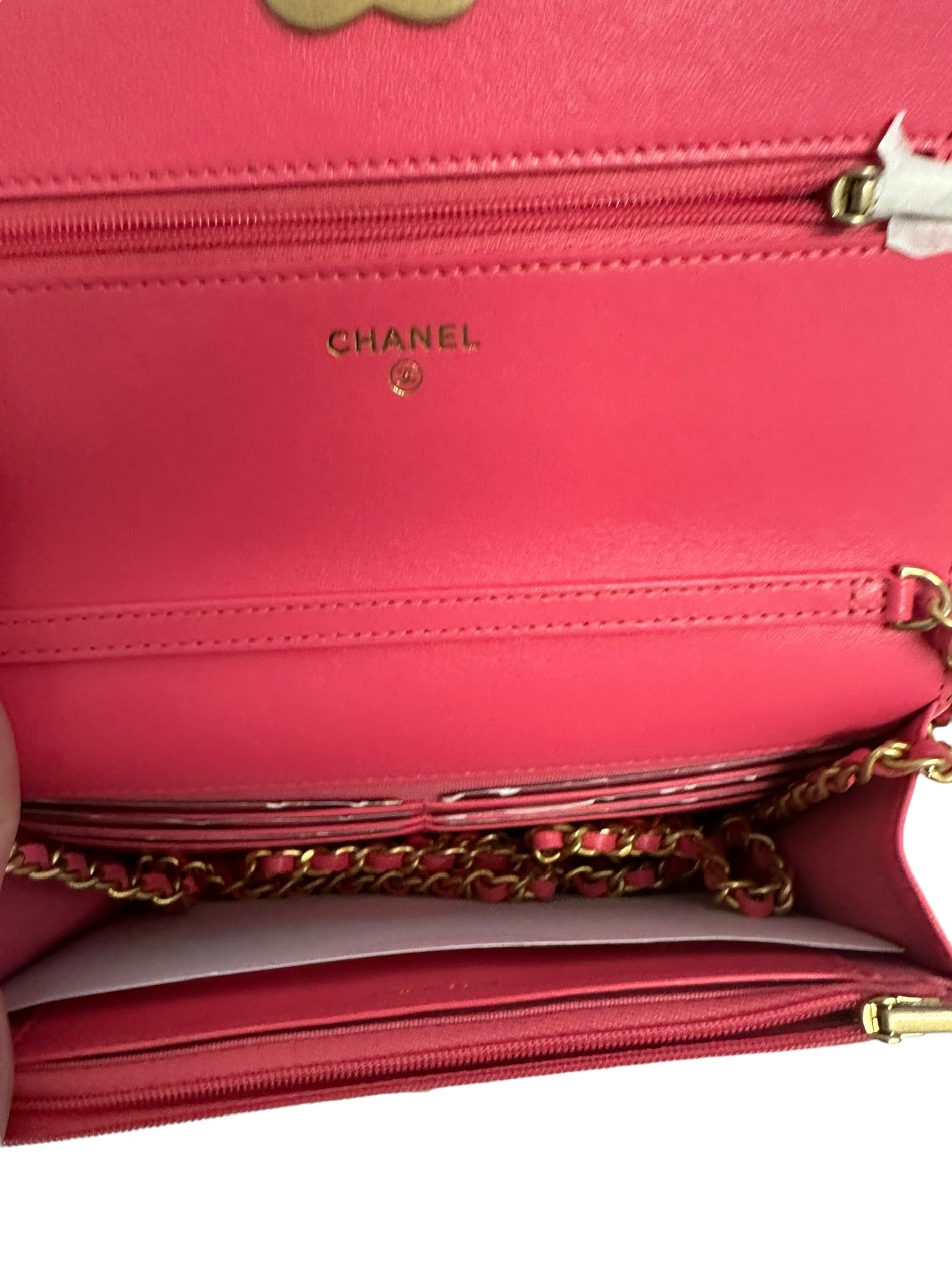 CHANEL - Cartera con cadena y corazón rosa
