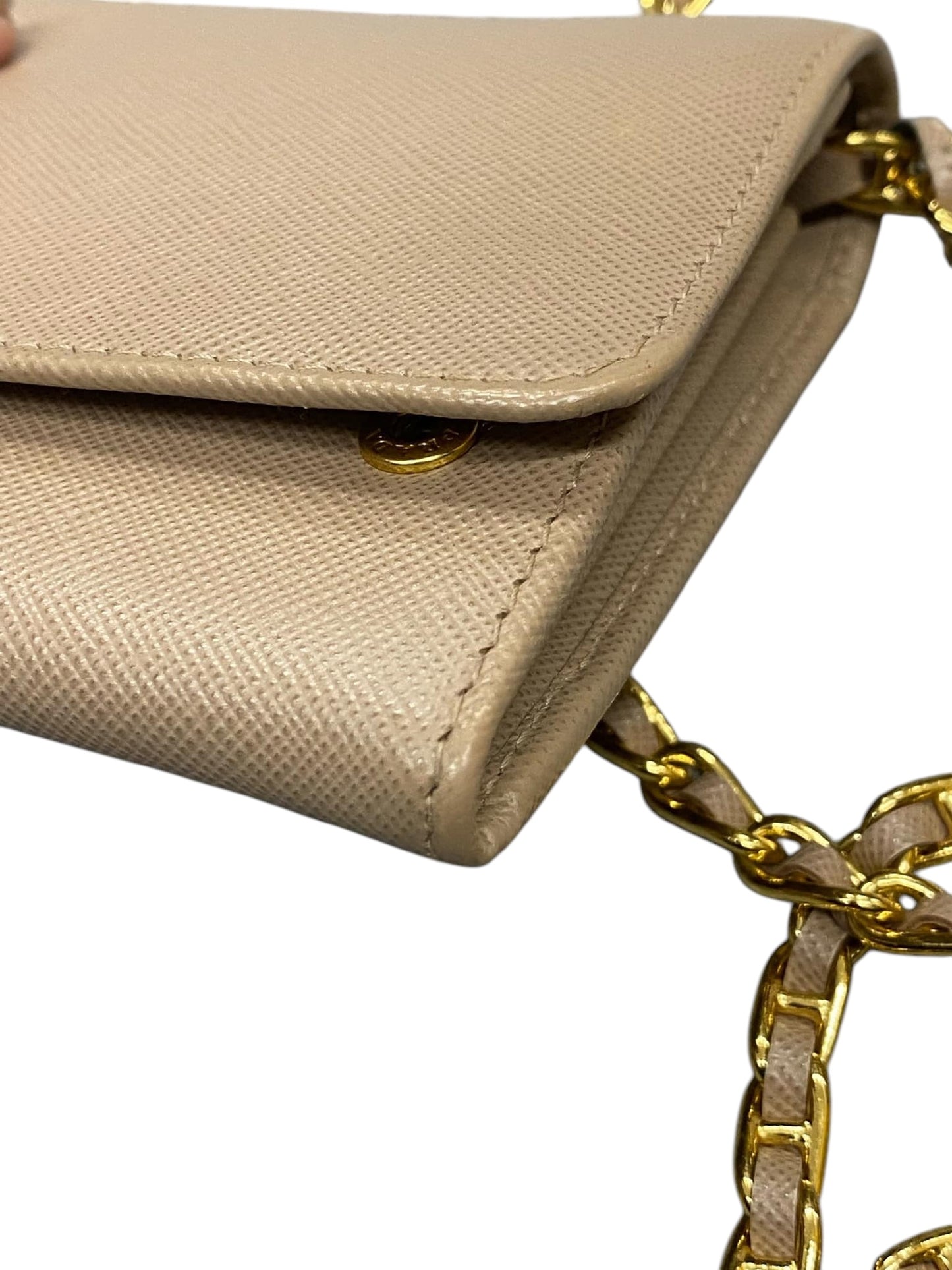 Cartera de metal Saffiano Oro de segunda mano con cadena y bolso bandolera Cammeo