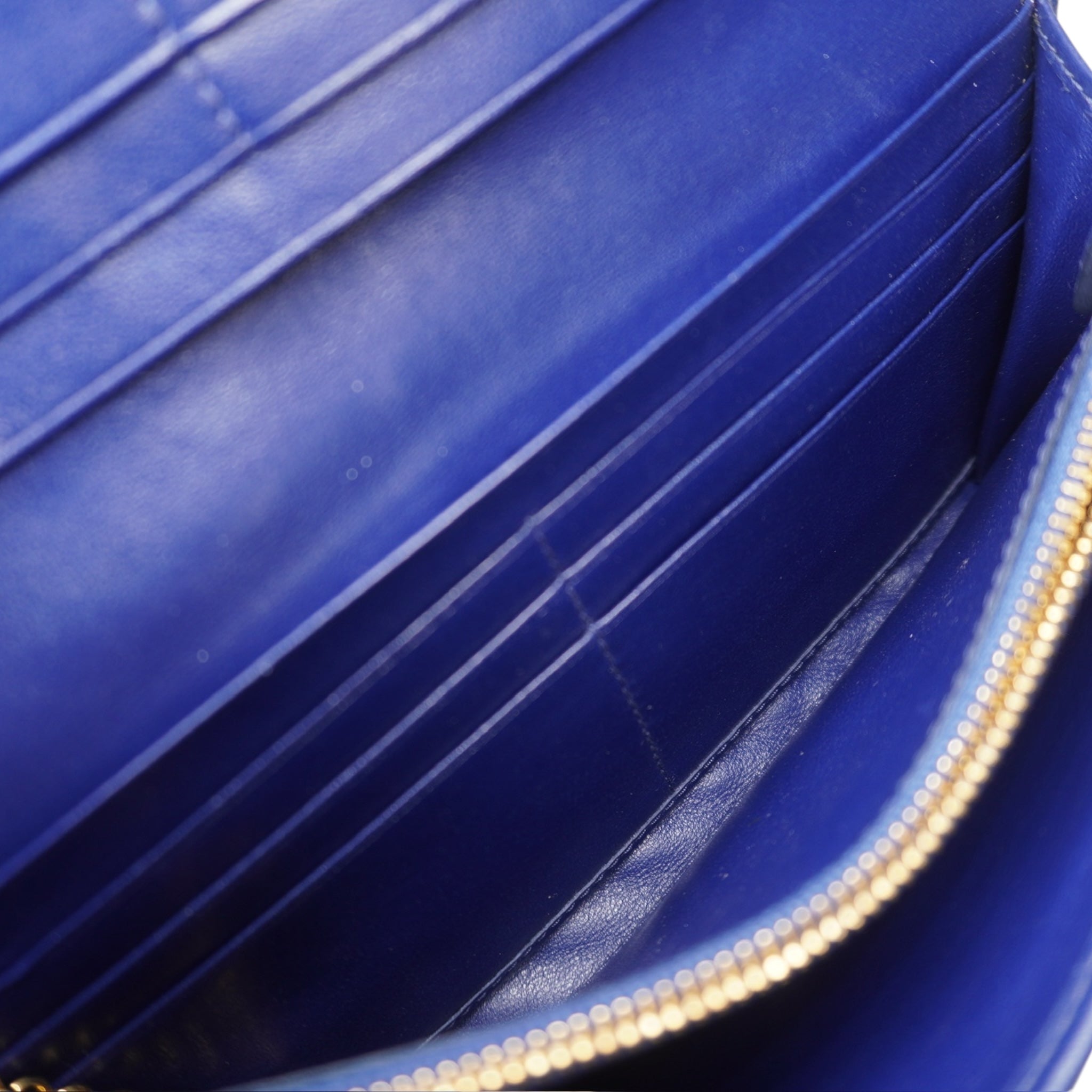 Cartera continental con solapa acolchada Tessuto azul de segunda mano