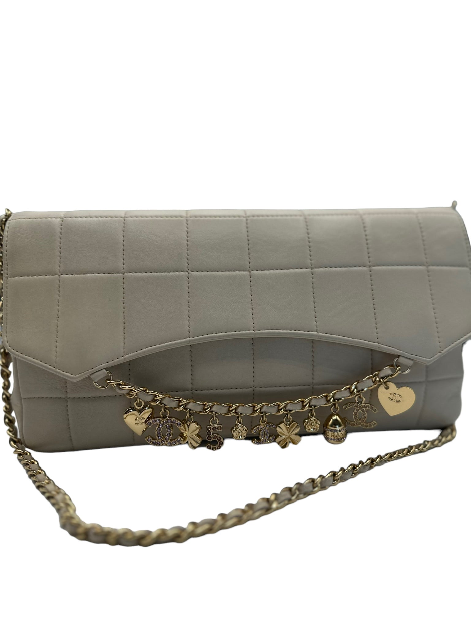 CHANEL - Bolso de hombro Charms en forma de barra de chocolate beige