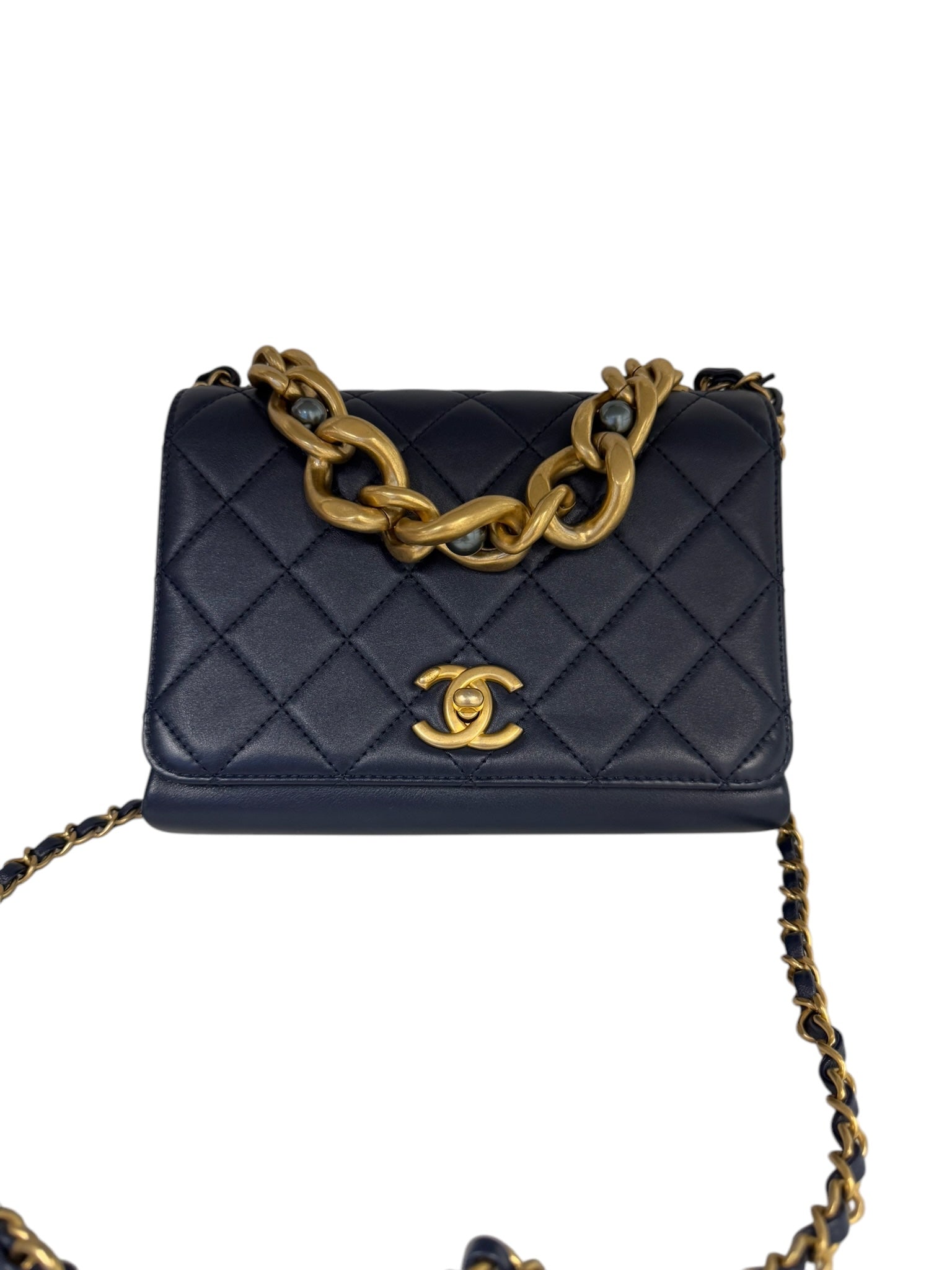 Bolso CC Navy acolchado de piel de becerro con cadena y solapa con perlas y joyas USADO