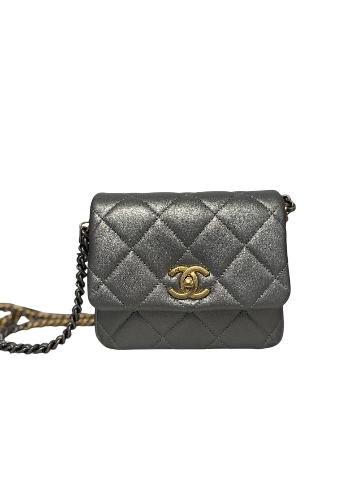 Bolso mini con solapa y detalle de nota lateral de piel de cordero acolchada en gris metalizado CC USADO