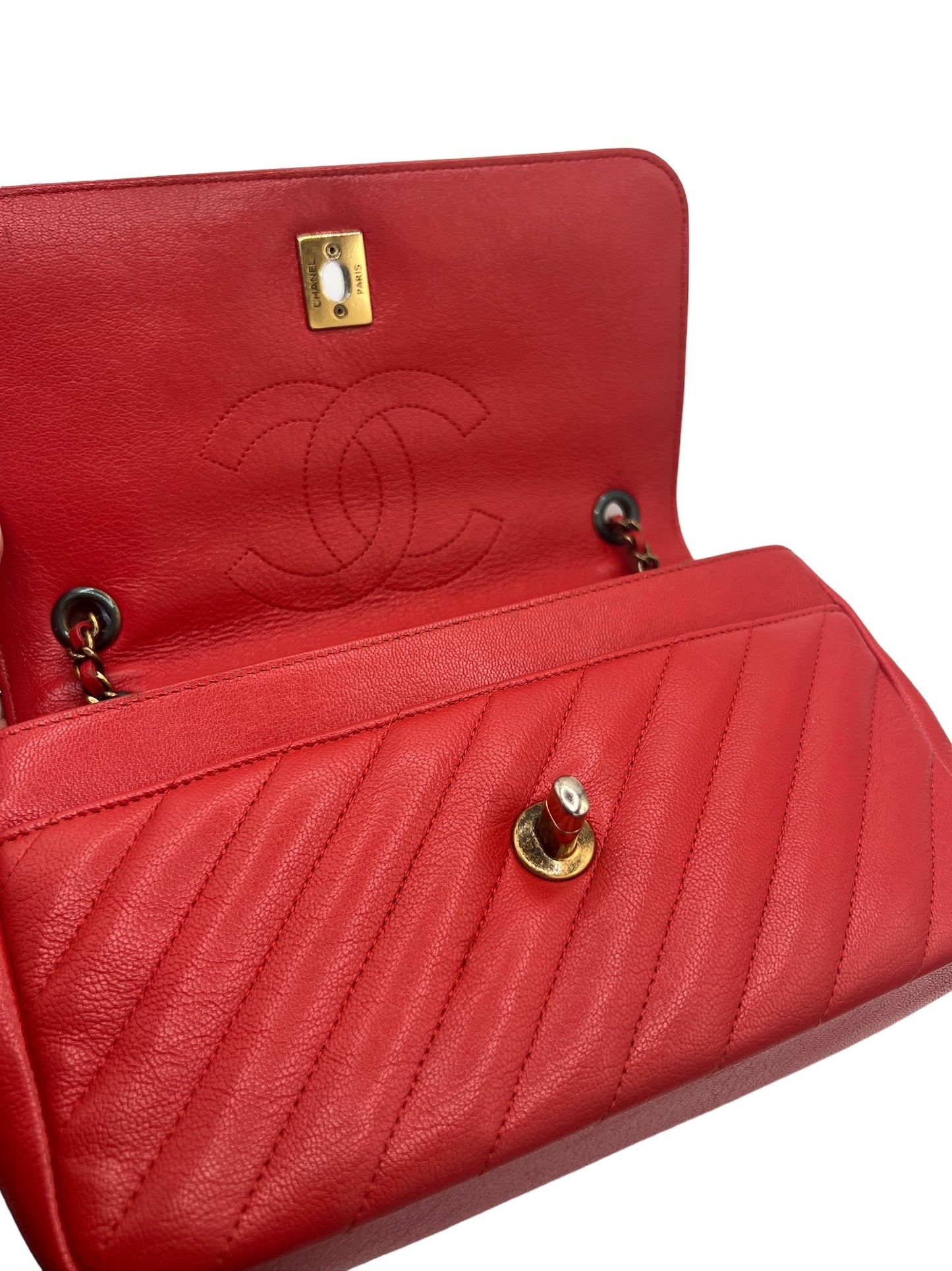 CHANEL - CC Flap Bag Diagonal in Red