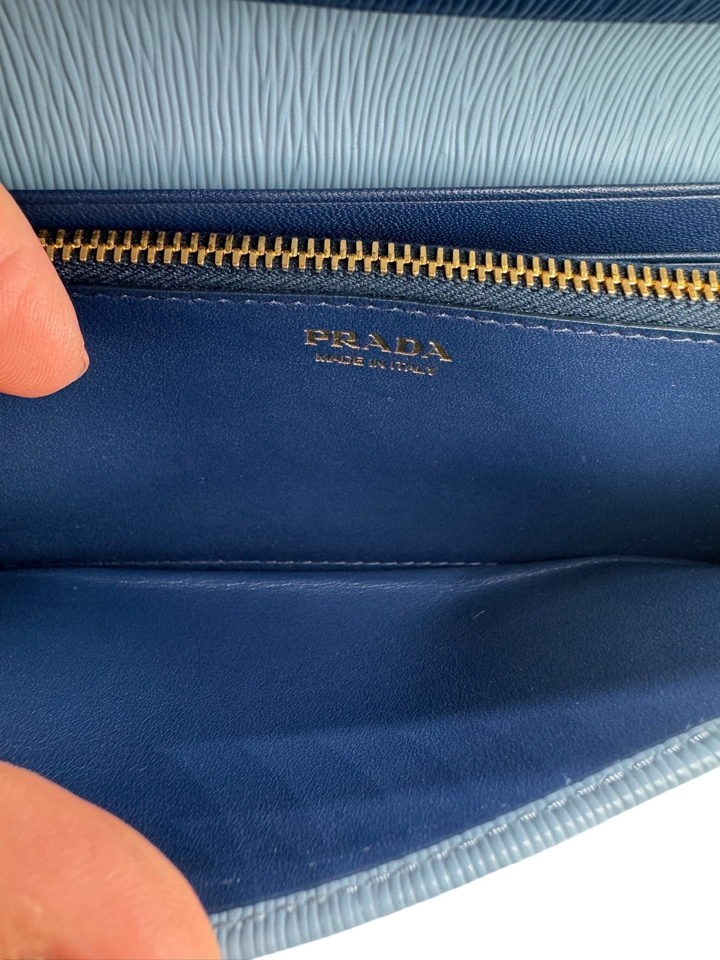 Cartera larga de piel saffiano azul bebé de segunda mano