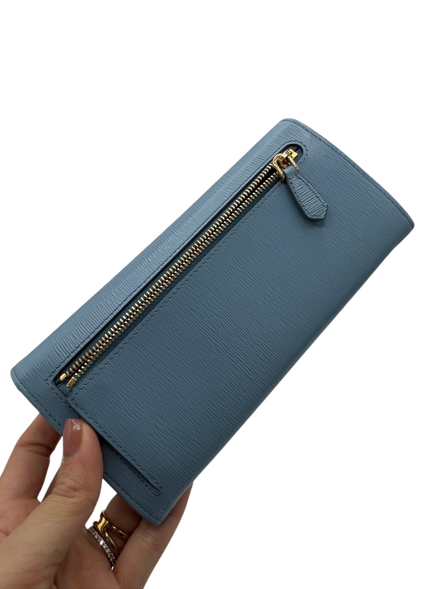 Cartera larga de piel saffiano azul bebé de segunda mano