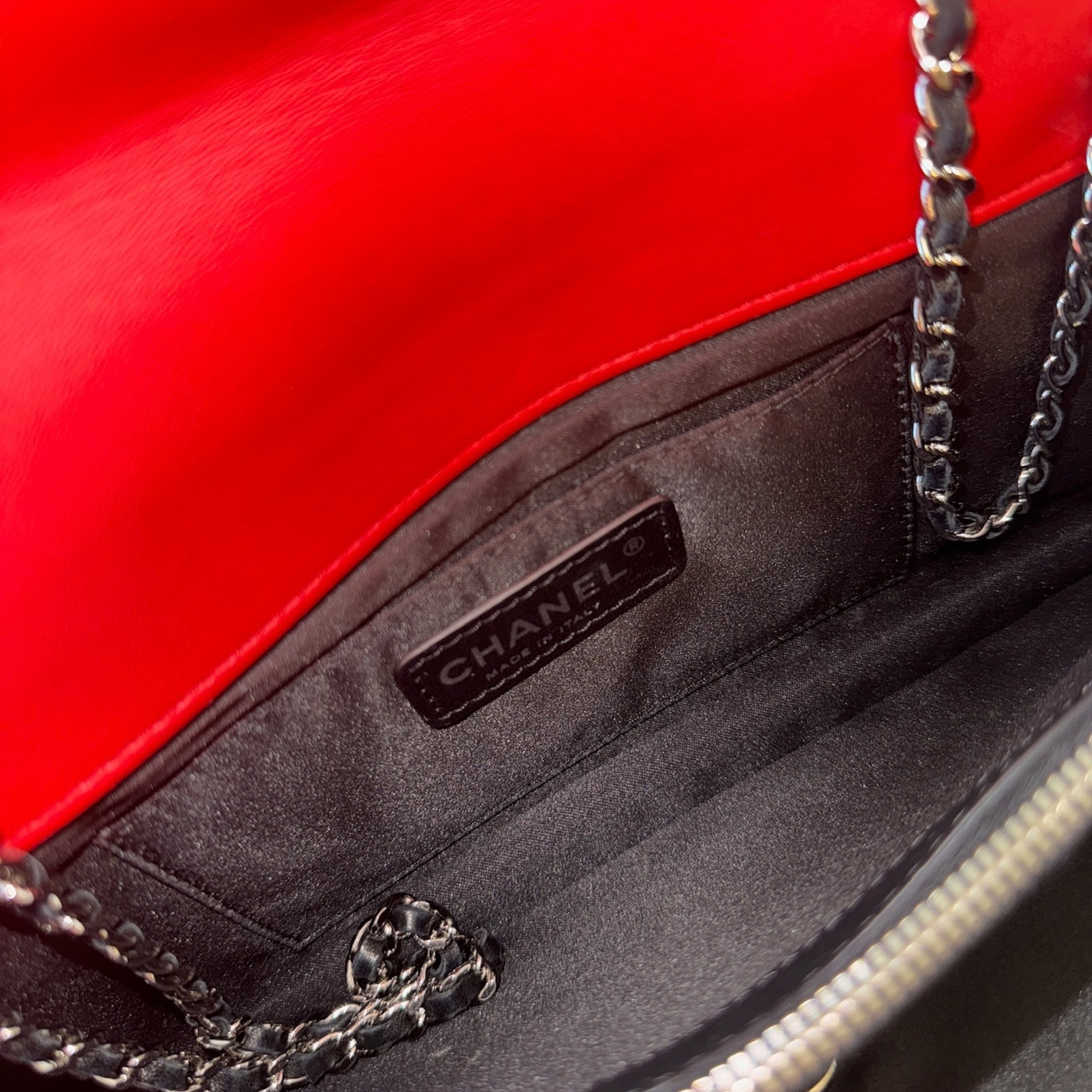 Bolso de hombro mediano CC de dos tonos con solapa, acolchado de piel de cordero y grosgrain.