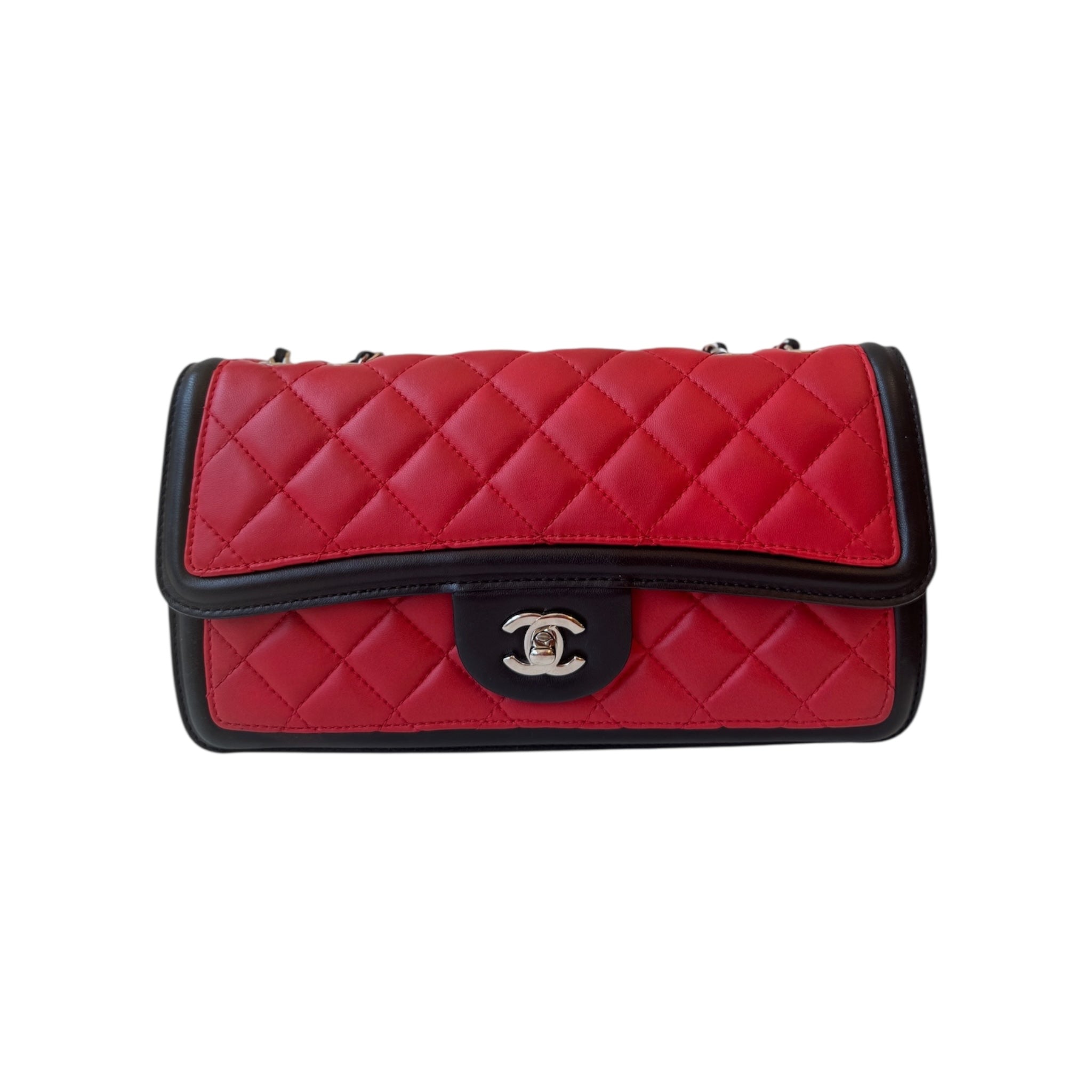 Bolso de hombro mediano CC de dos tonos con solapa, acolchado de piel de cordero y grosgrain.