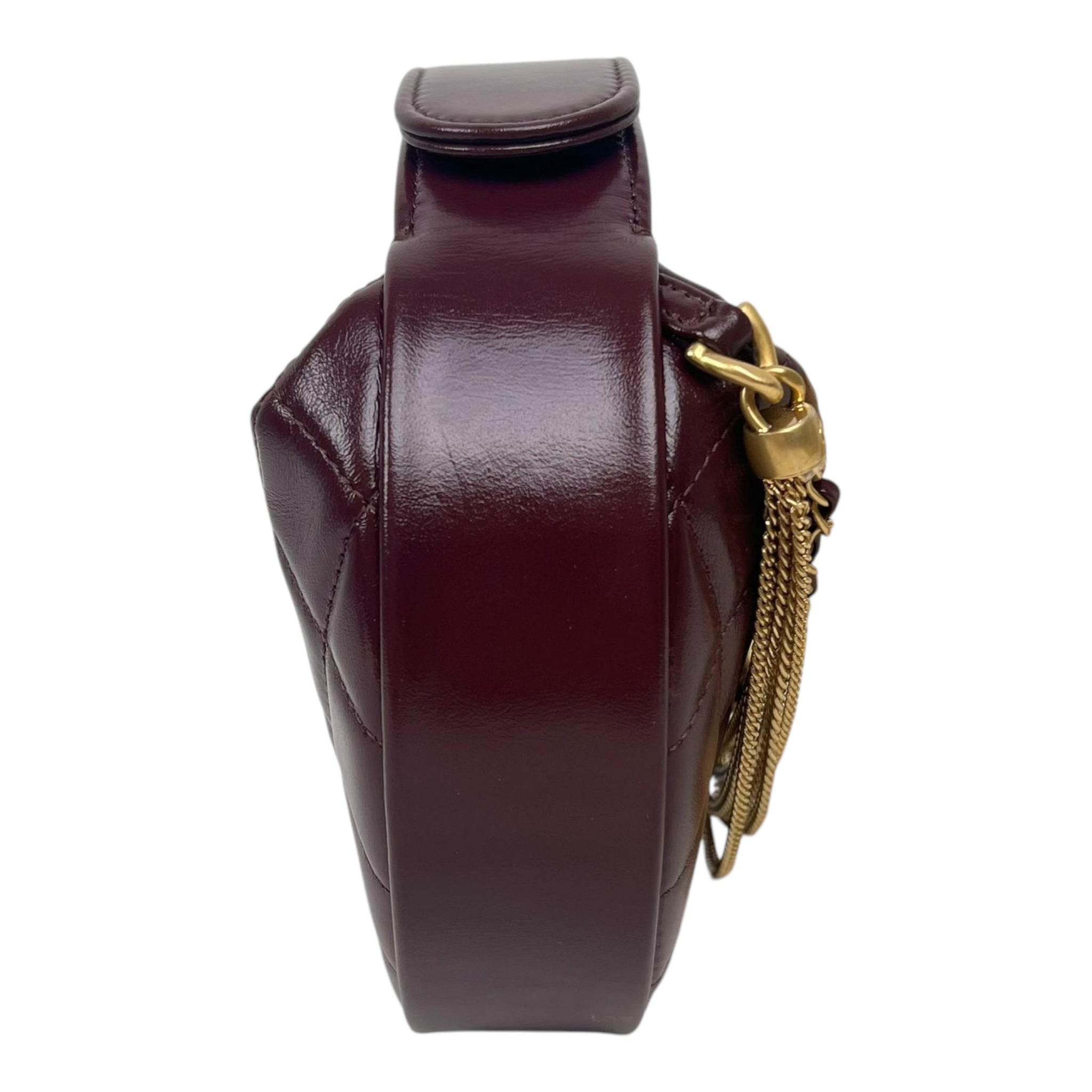 Bolso de mano CC con cadena CC de piel acolchada color burdeos USADO