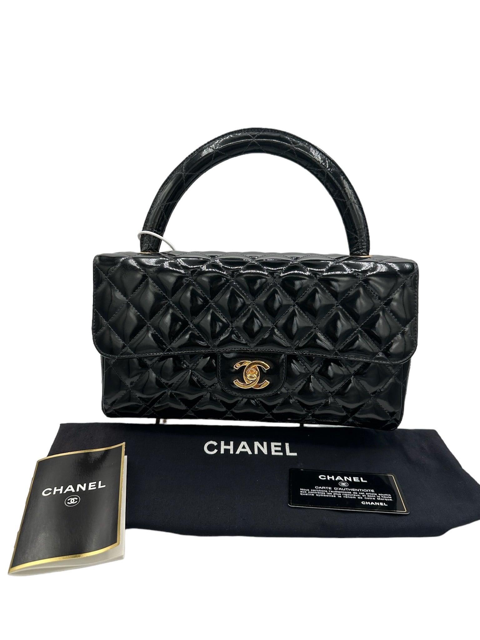 CHANEL - Bolso Kelly mediano de piel de charol negra