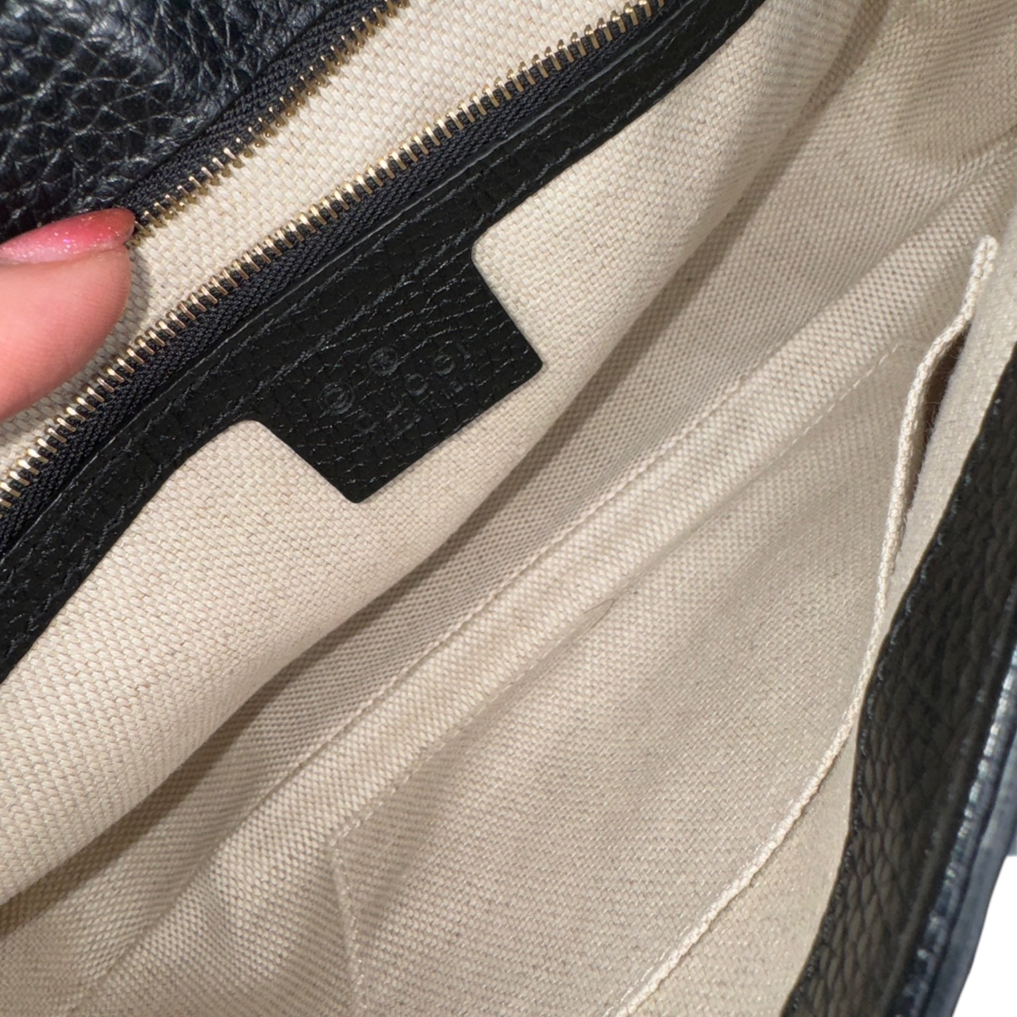 Bolso de hombro Soho con cadena de piel de becerro negra granulada GG USADO
