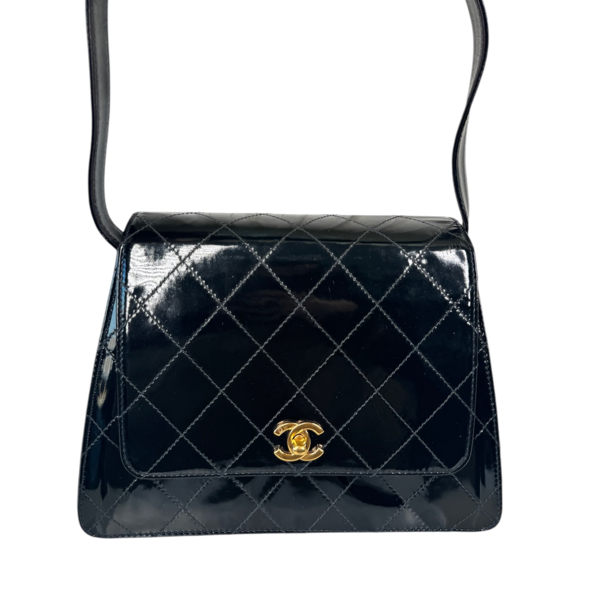 Bolso de hombro CC trapezoidal matelasse de charol negro USADO