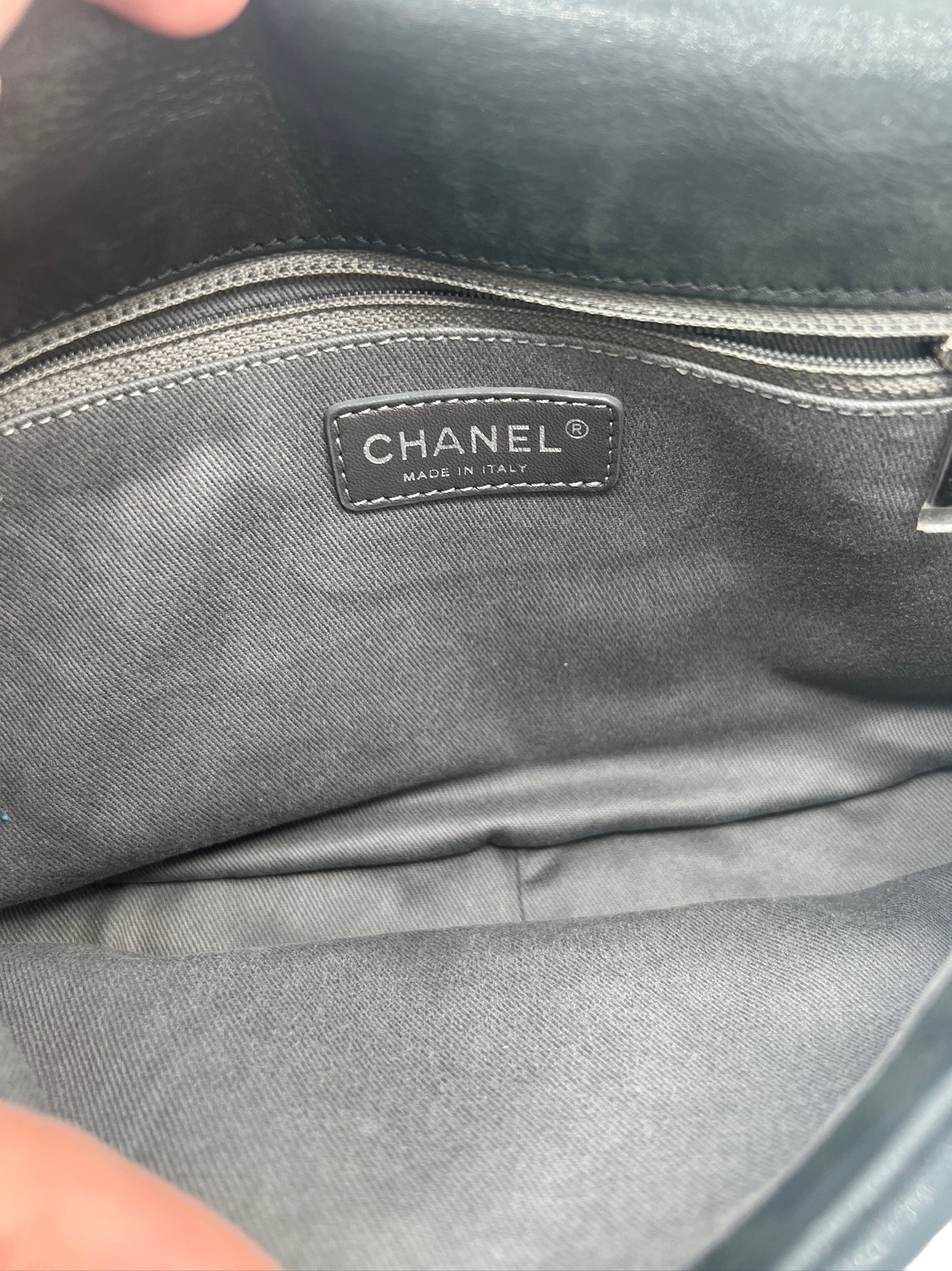 CHANEL - Bolso con solapa de piel de becerro iridiscente con destellos