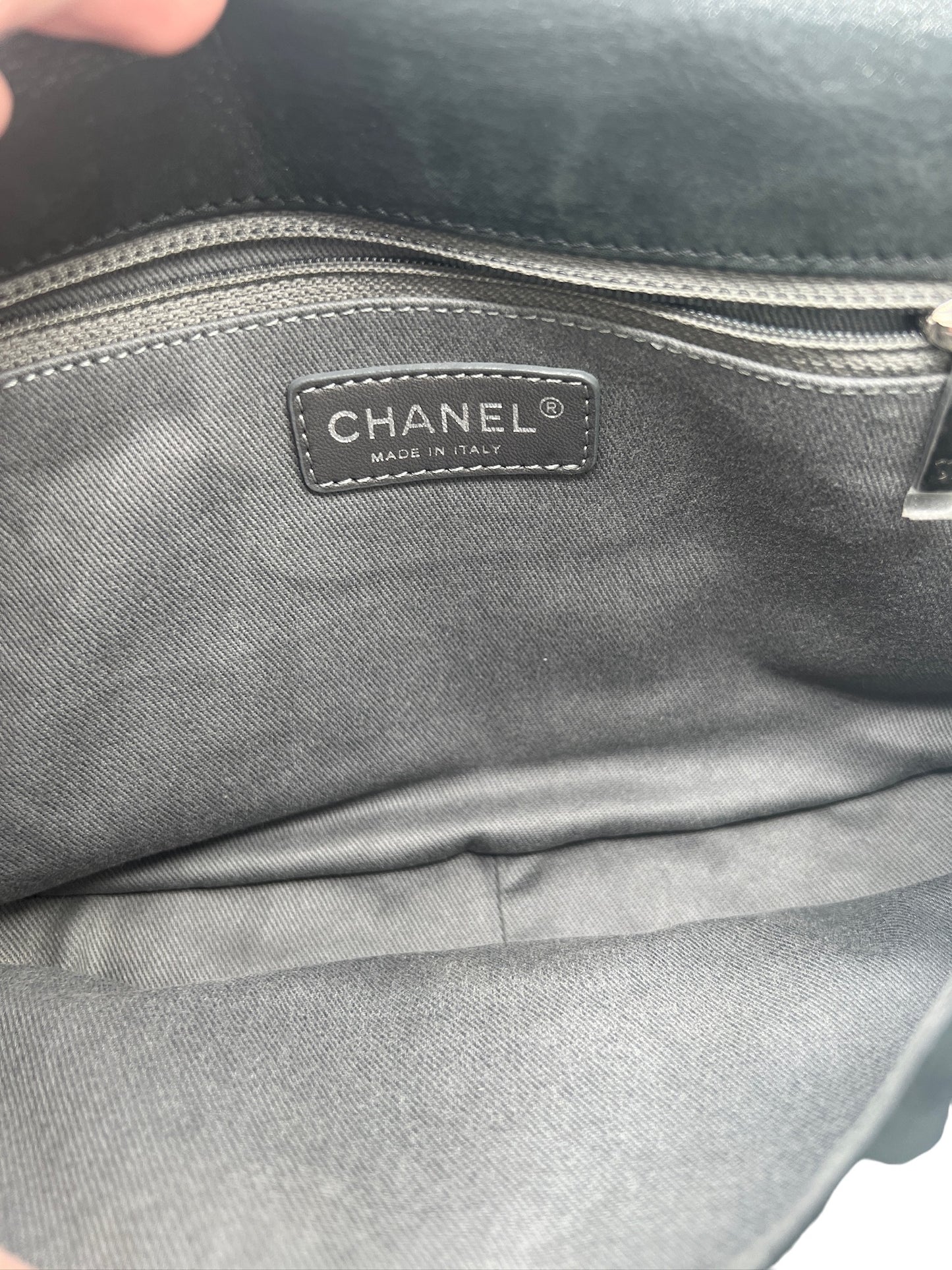 CHANEL - Bolso con solapa de piel de becerro iridiscente con destellos