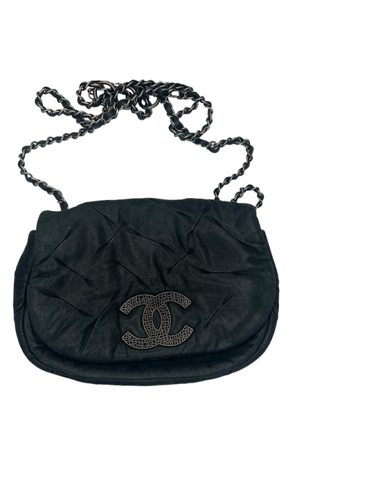 CHANEL - Bolso con solapa de piel de becerro iridiscente con destellos