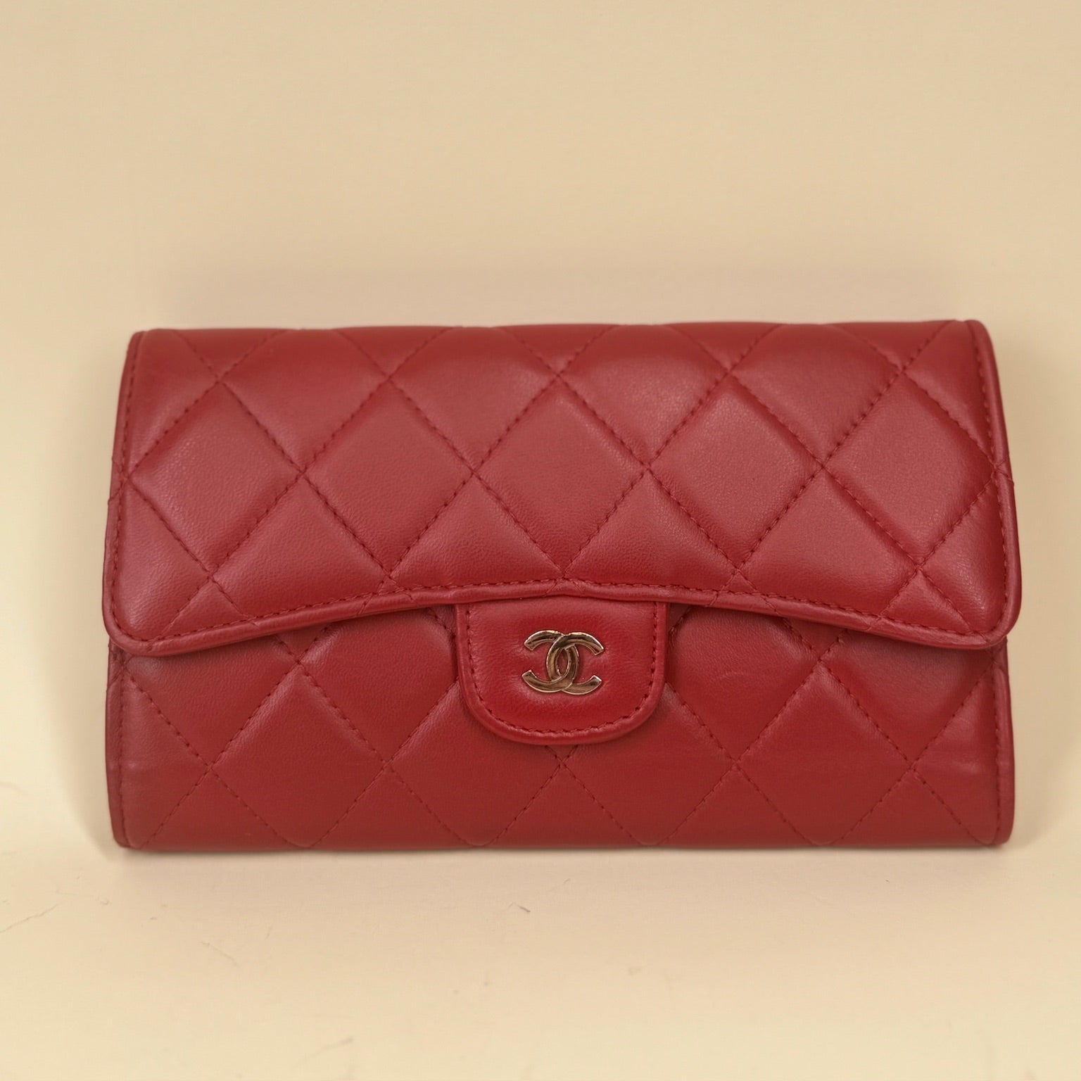 Cartera grande con solapa acolchada de piel de cordero CC roja de segunda mano