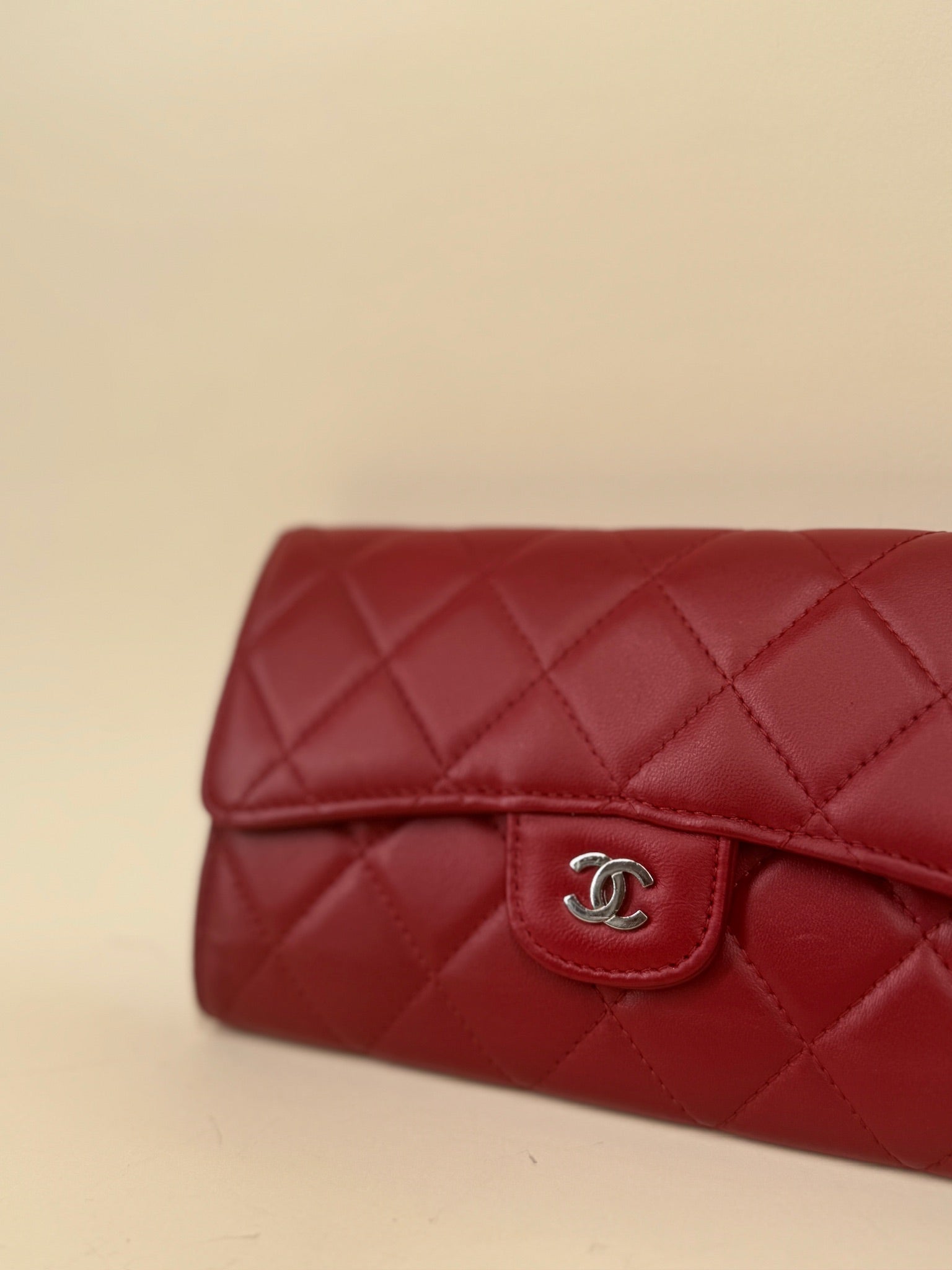 Cartera grande con solapa acolchada de piel de cordero CC roja de segunda mano