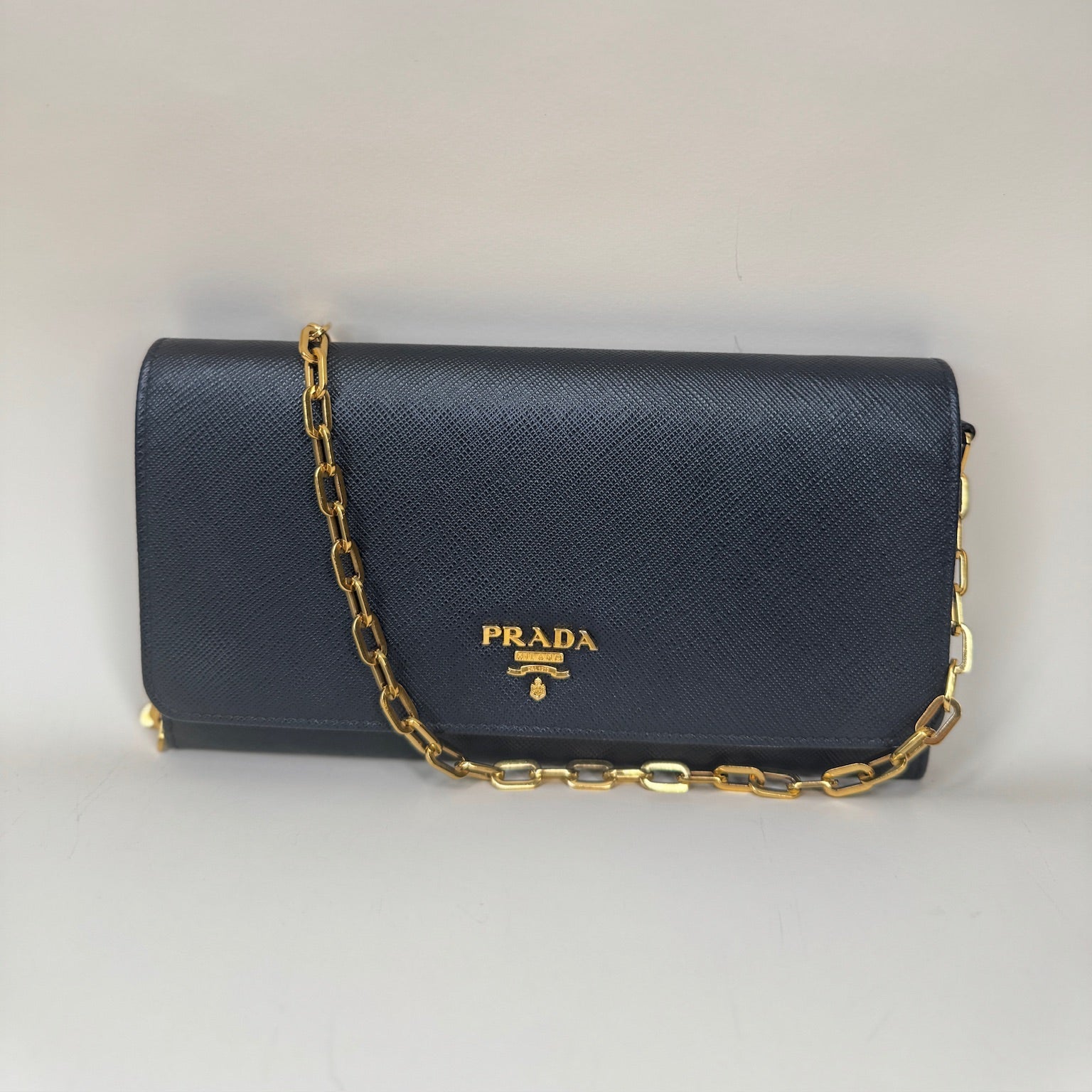 PRE-OWNED Black Saffiano Metal Oro Chain Wallet Crossbody Bag