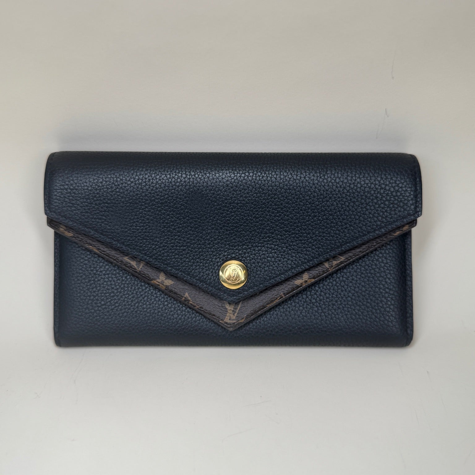 Cartera larga LV de lona negra con monograma y doble V de segunda mano