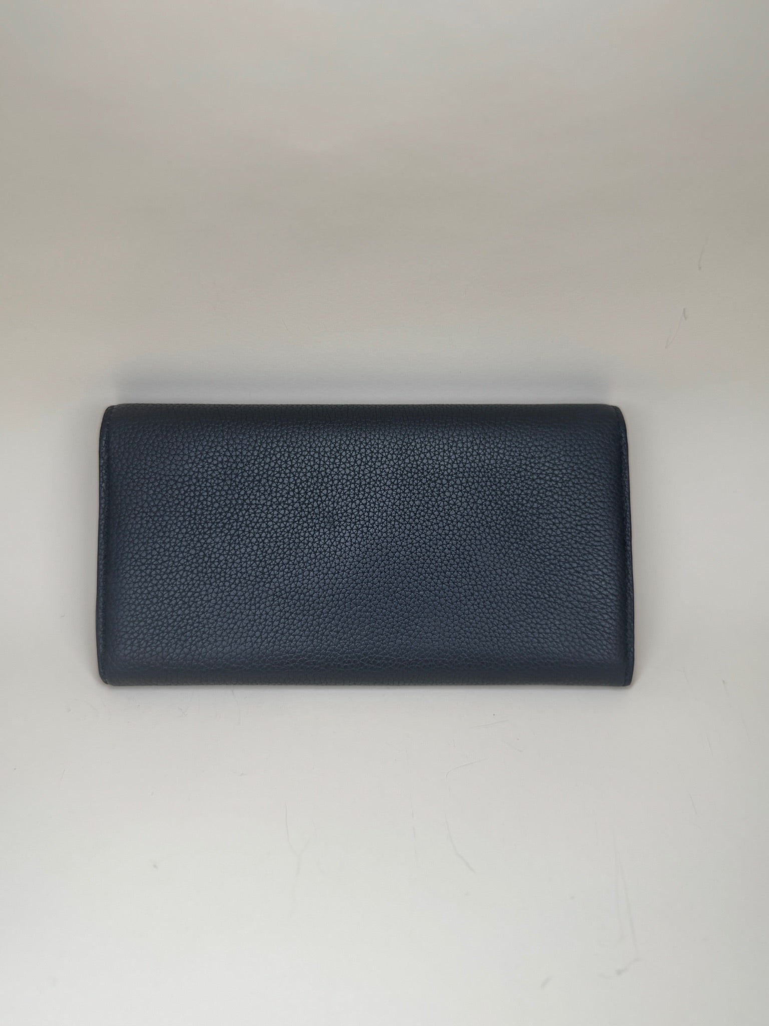 Cartera larga LV de lona negra con monograma y doble V de segunda mano