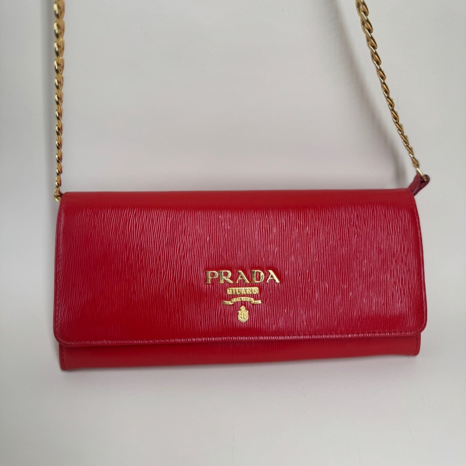 PRE-OWNED Red Vitello Move Metal Oro Chain Wallet Lacca Crossbody Bag