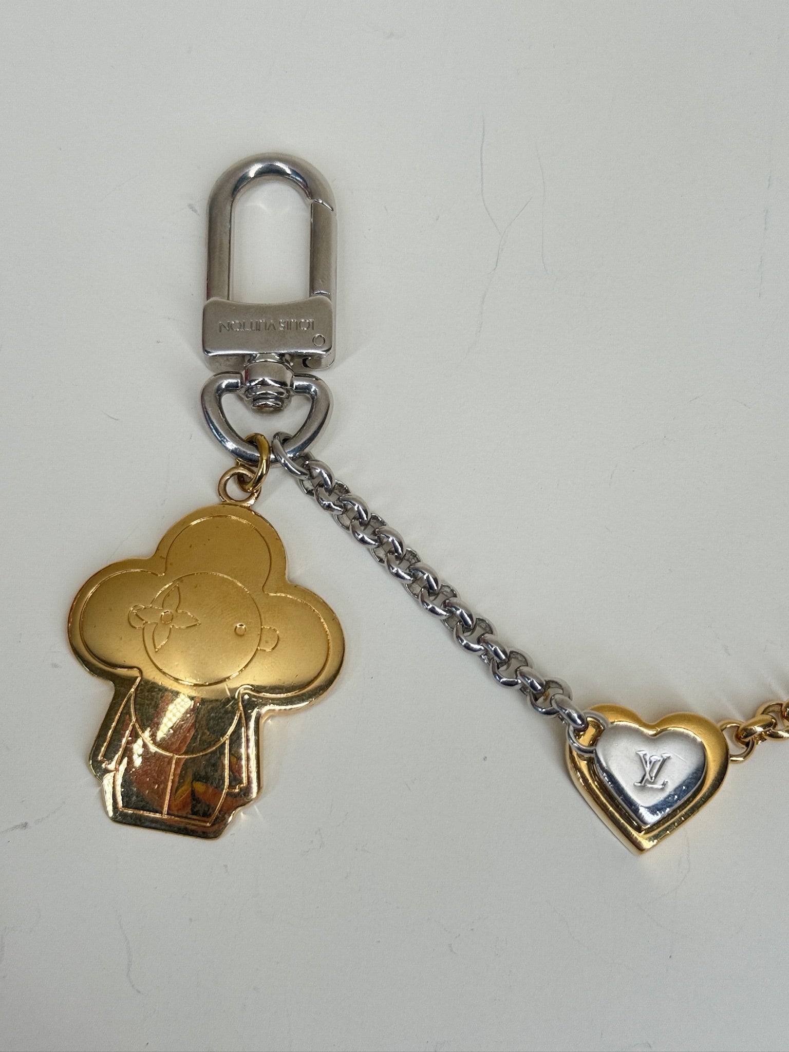 Llavero con dije para bolso Vivienne Best Friend de metal con monograma LV USADO