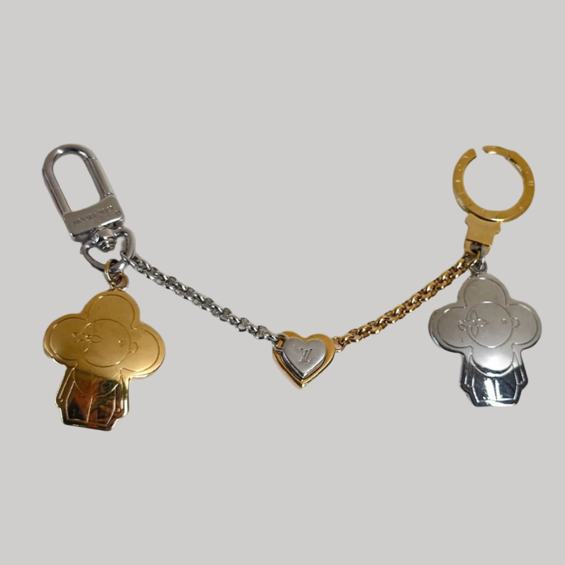 Llavero con dije para bolso Vivienne Best Friend de metal con monograma LV USADO