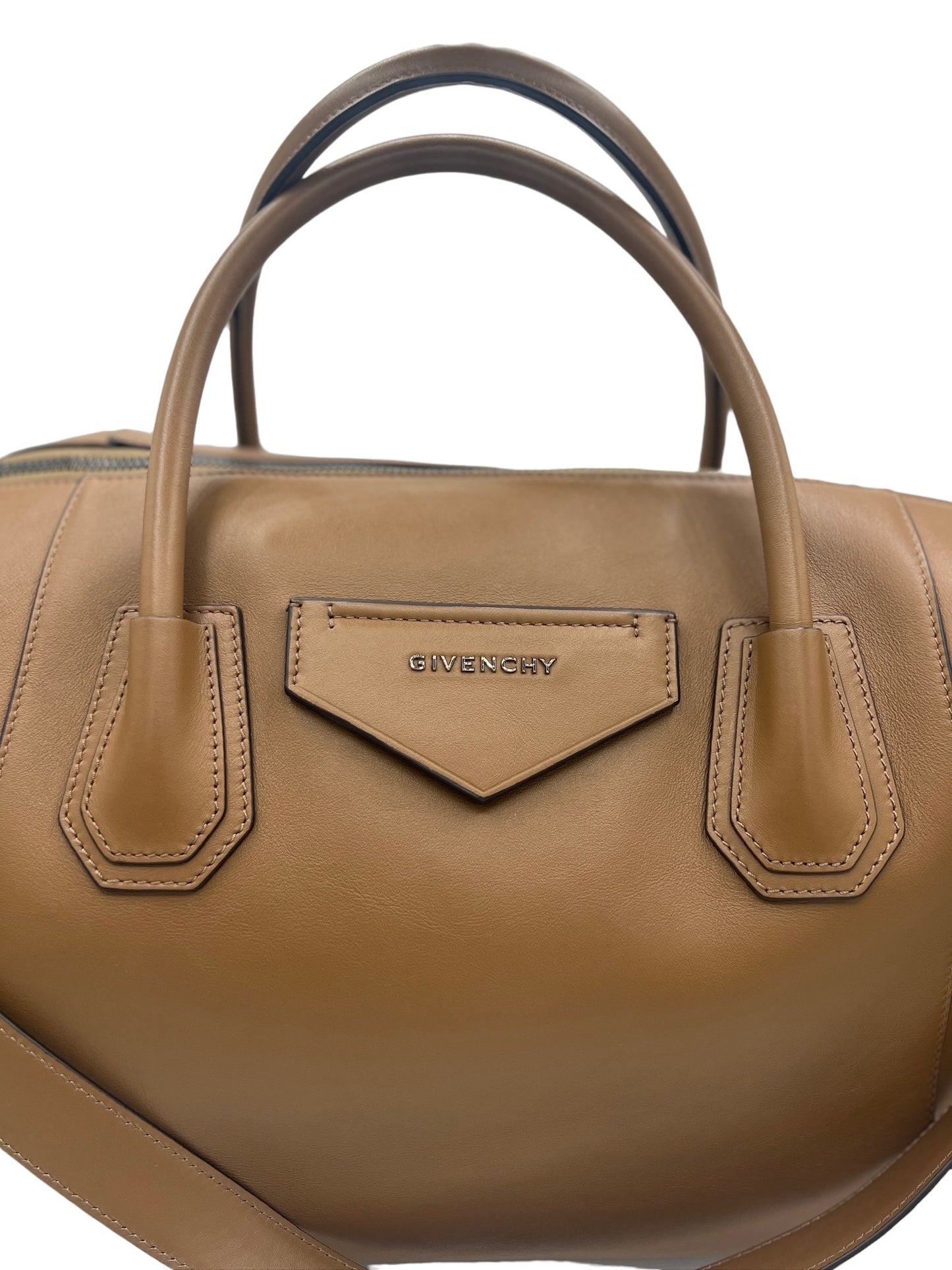 GIVENCHY - Bolso bandolera mediano Antigona Soft en marrón