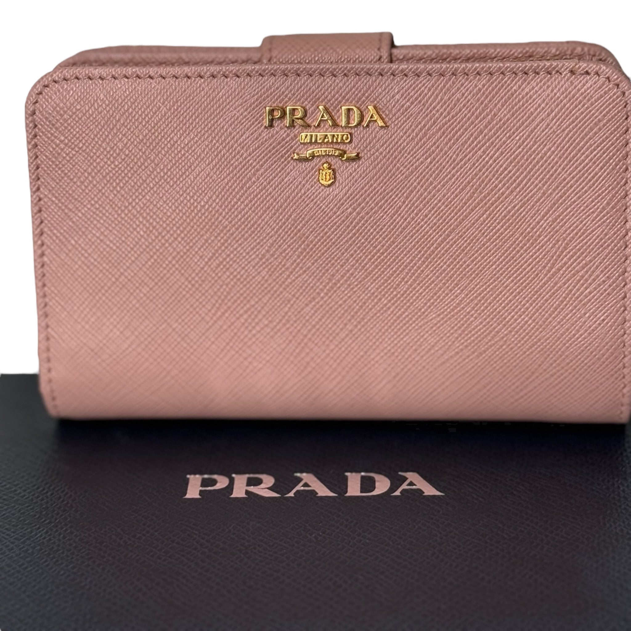 Cartera corta de piel saffiano rosa de segunda mano