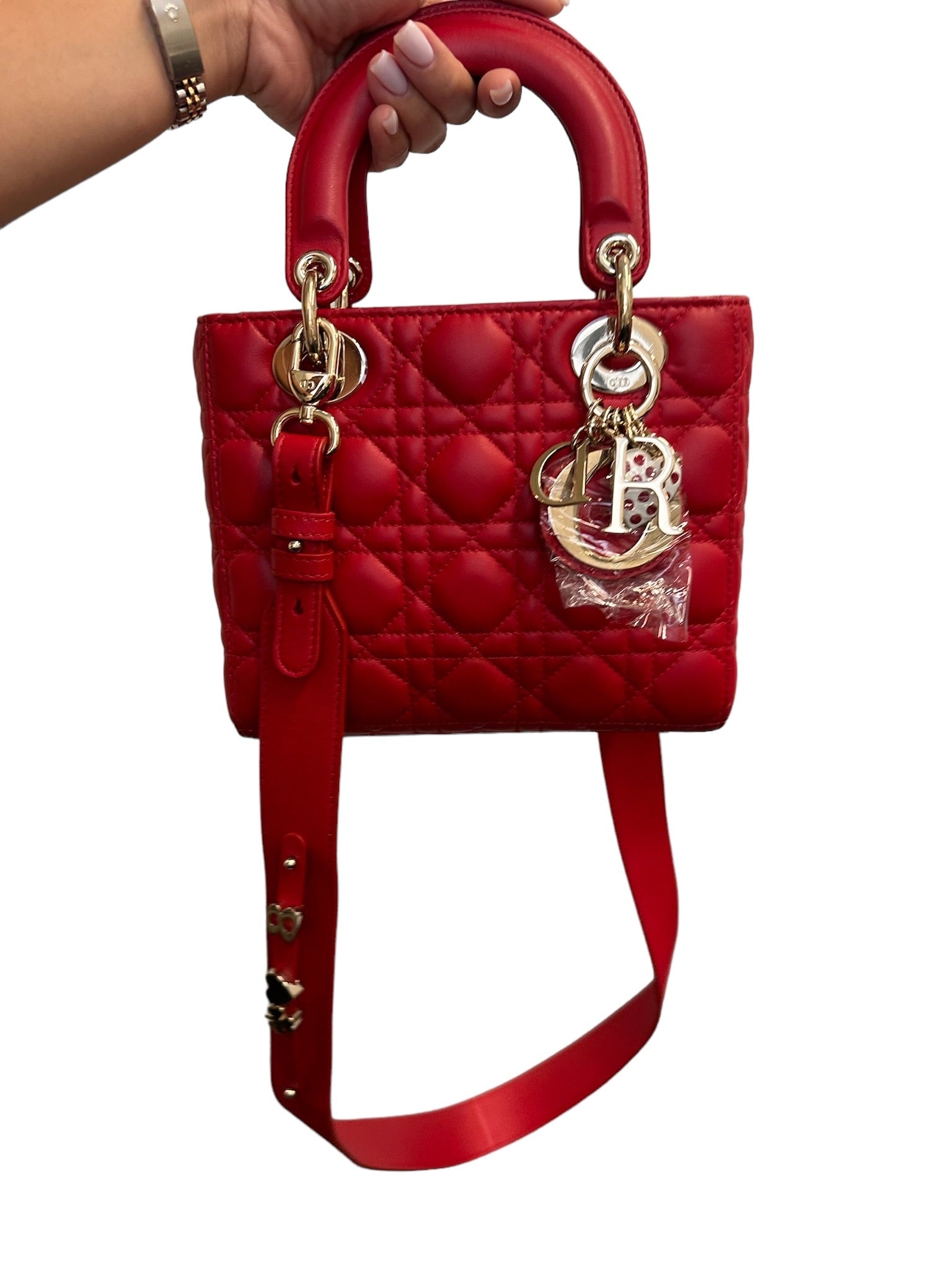 DIOR - Bolso Lady Dior pequeño de piel de cordero acolchada con diseño cannage rojo