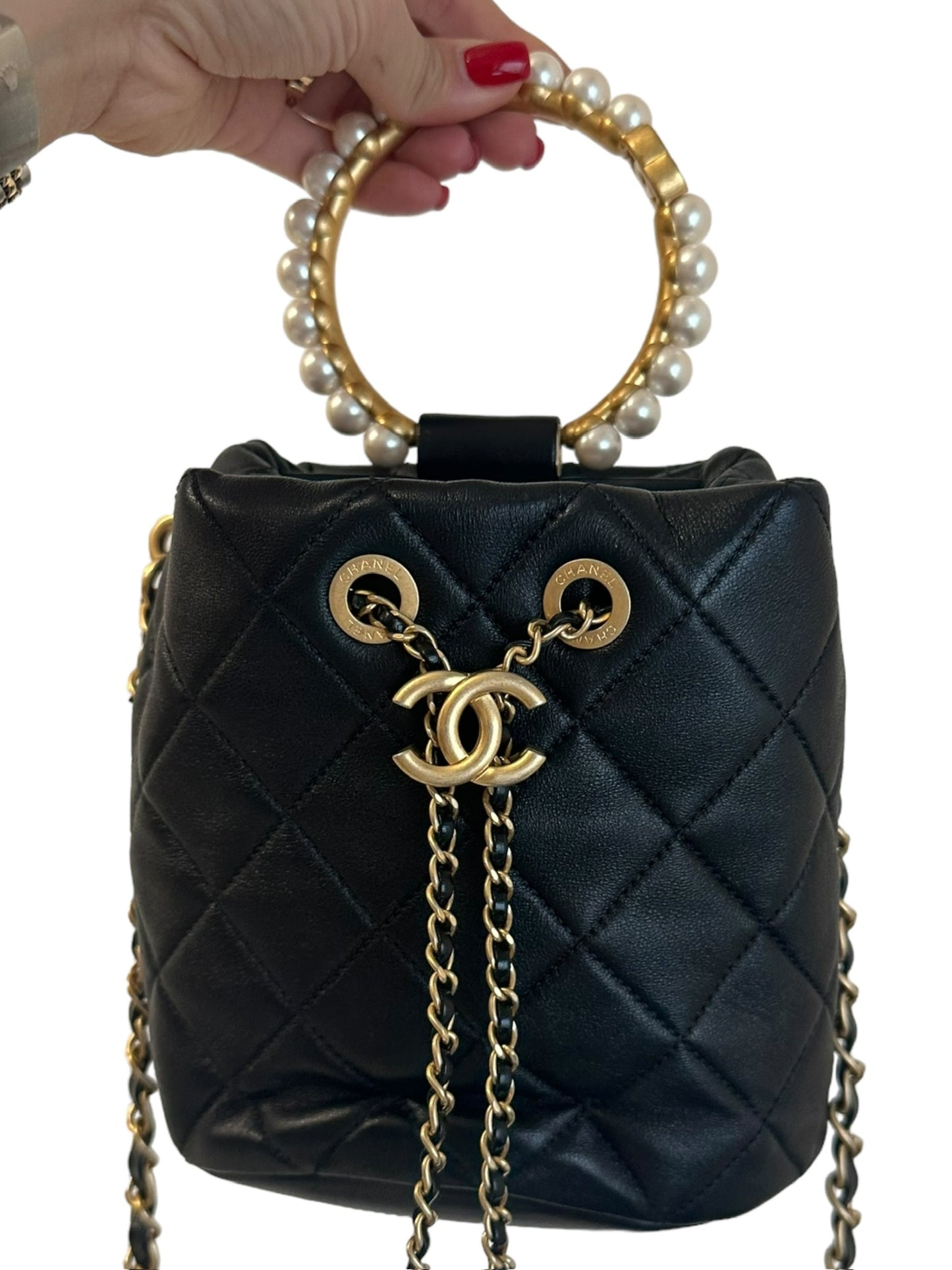 CHANEL - Bolso con cordón y acolchado Pearl Crush de piel de cordero