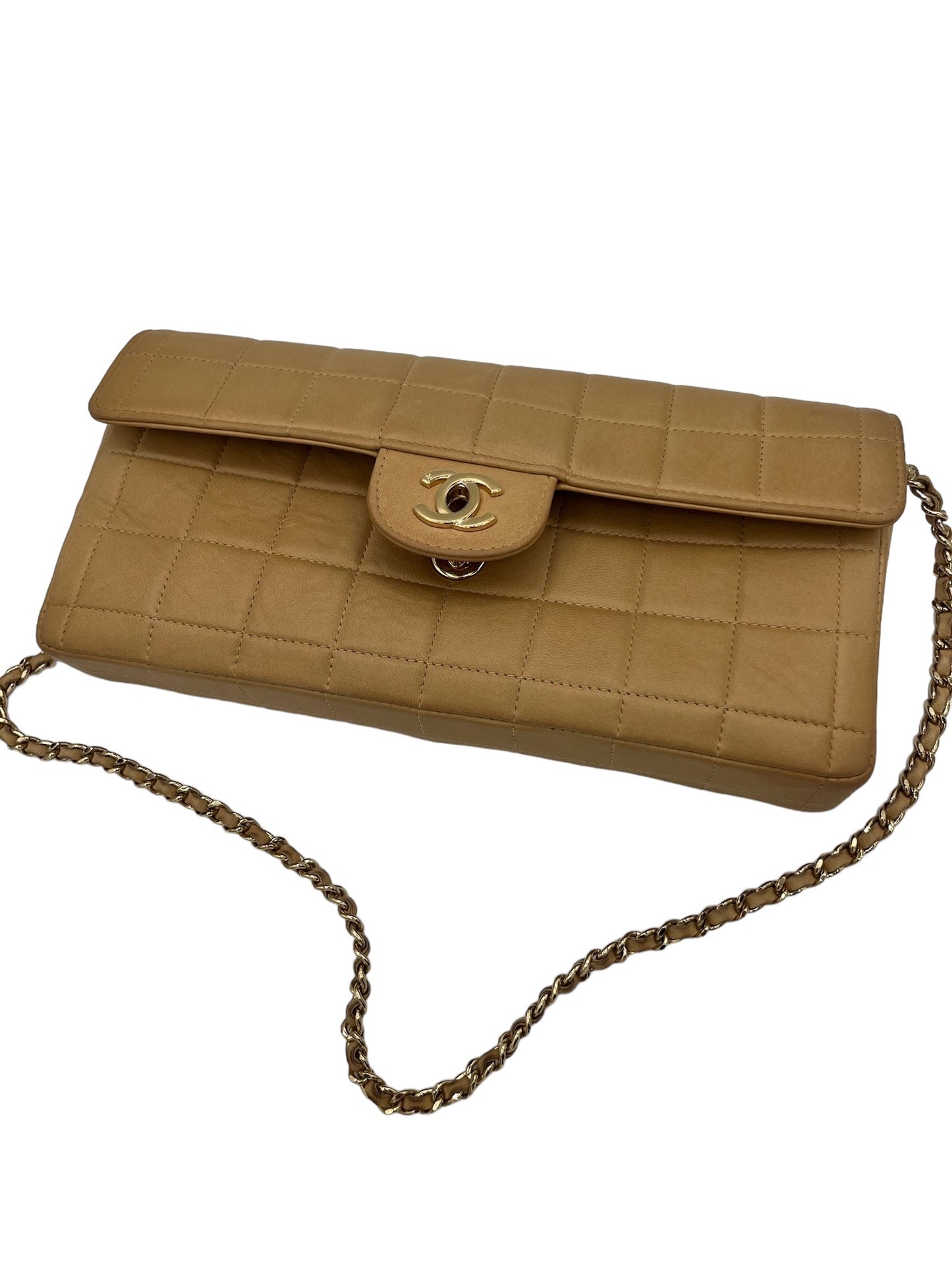 CHANEL - Bolso bandolera East West de piel de cordero con solapa en forma de barra de chocolate en color beige