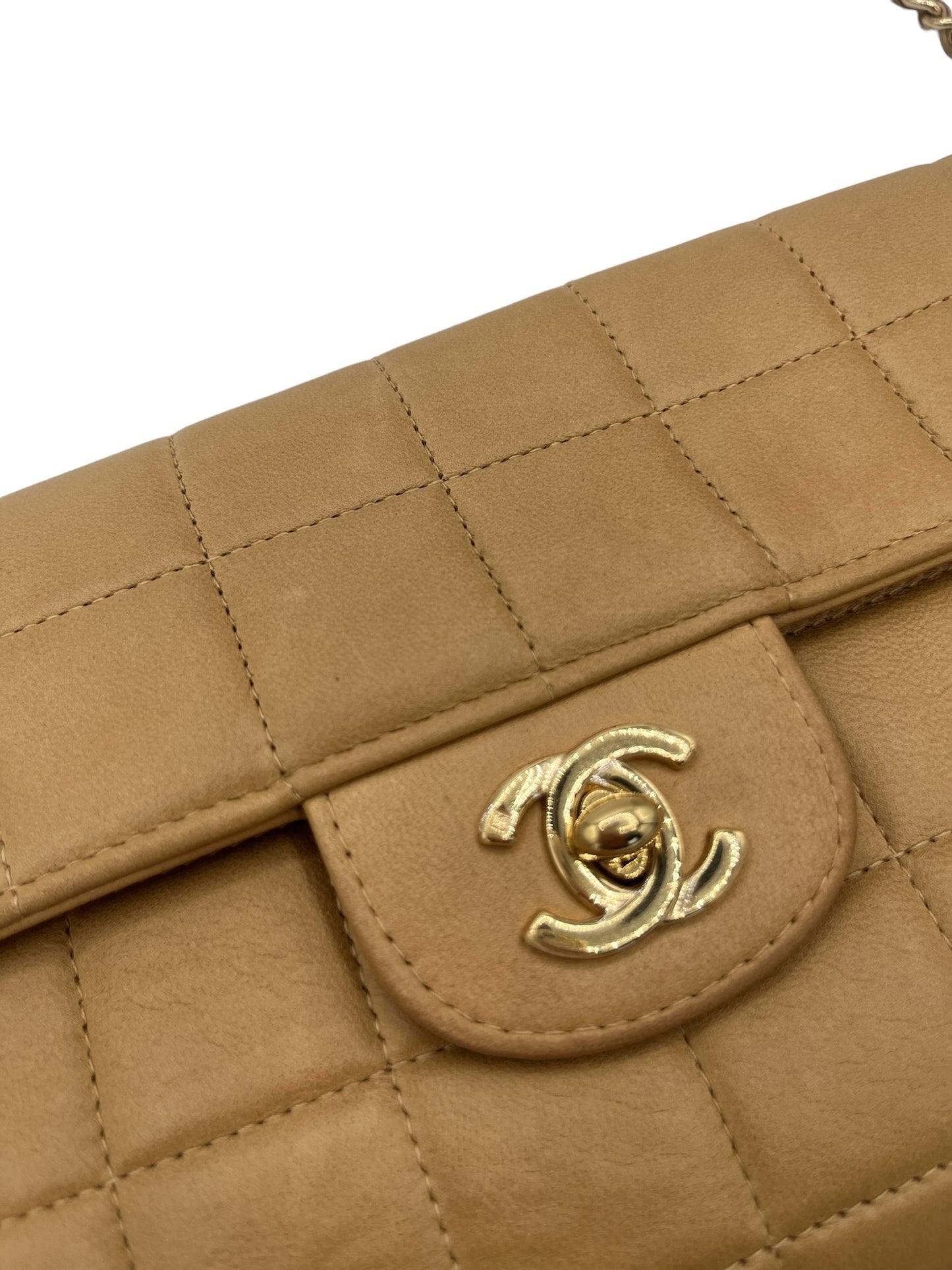 CHANEL - Bolso bandolera East West de piel de cordero con solapa en forma de barra de chocolate en color beige