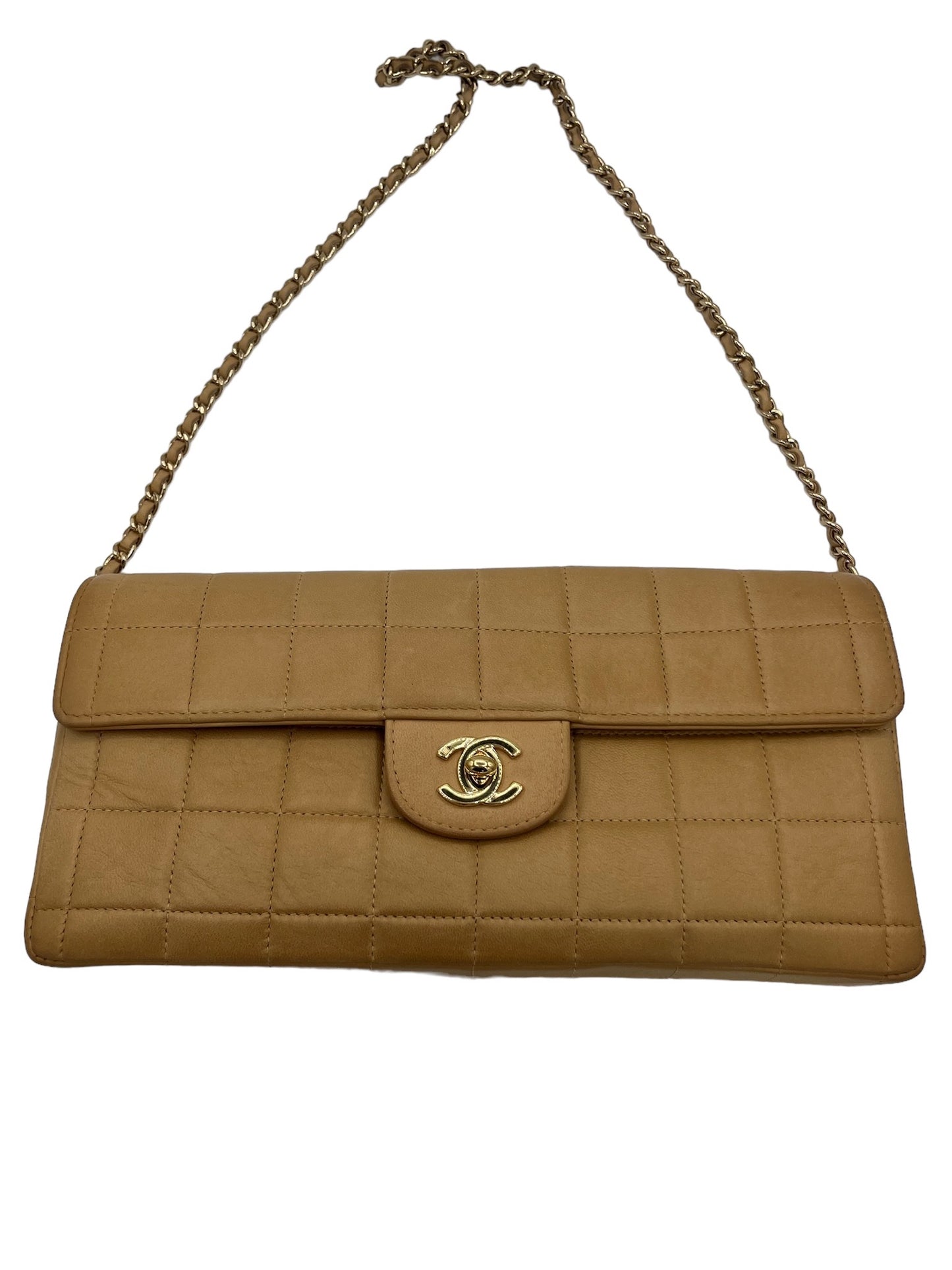 CHANEL - Bolso bandolera East West de piel de cordero con solapa en forma de barra de chocolate en color beige