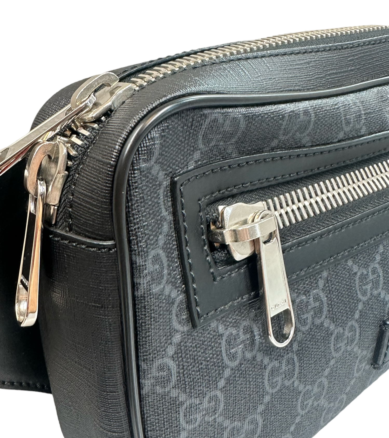 GUCCI GG Supreme Black Belt Bag thevintagecaffe
