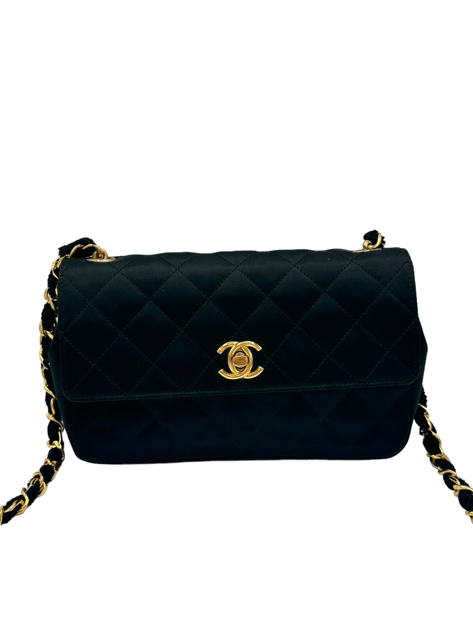 CHANEL - Bolso con solapa acolchado de satén