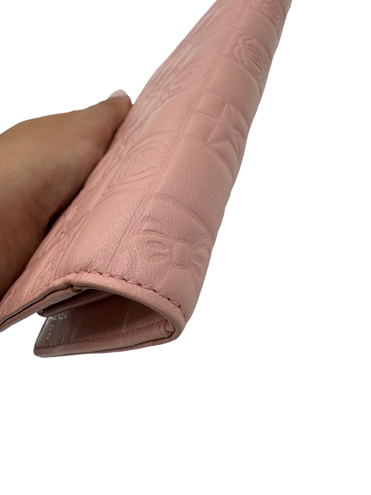 CHANEL - Cartera con símbolos de la suerte en piel de cordero acolchada en color rosa